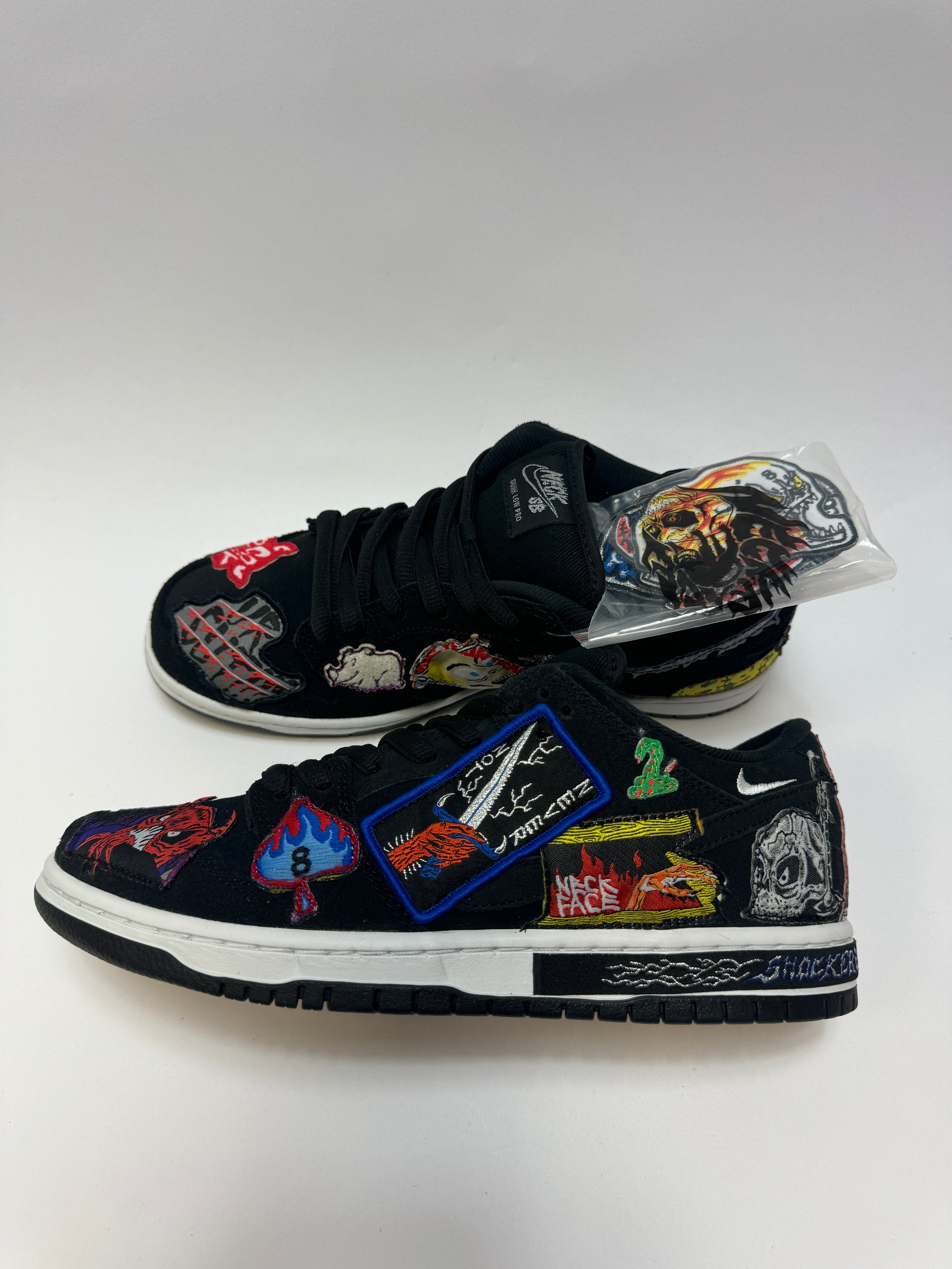 Nike SB Dunk Low Neckface rechte Außenseite mit schwarzen Nubuck Patches und Multi-Color Details über grauen Nähten