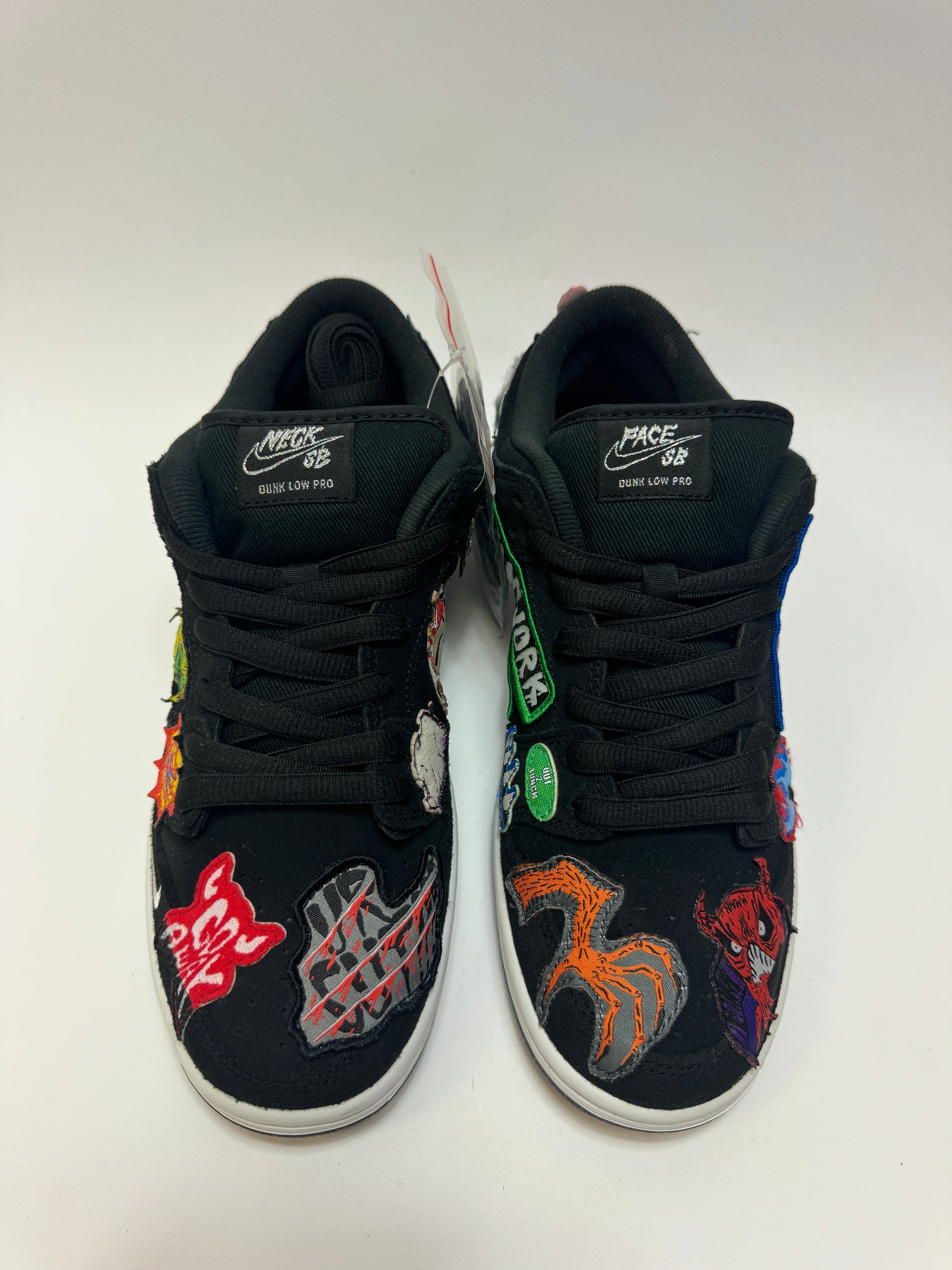 Nahaufnahme der Zunge – Tongue Tag mit NECKFACE Logo und individuellen Patch-Details