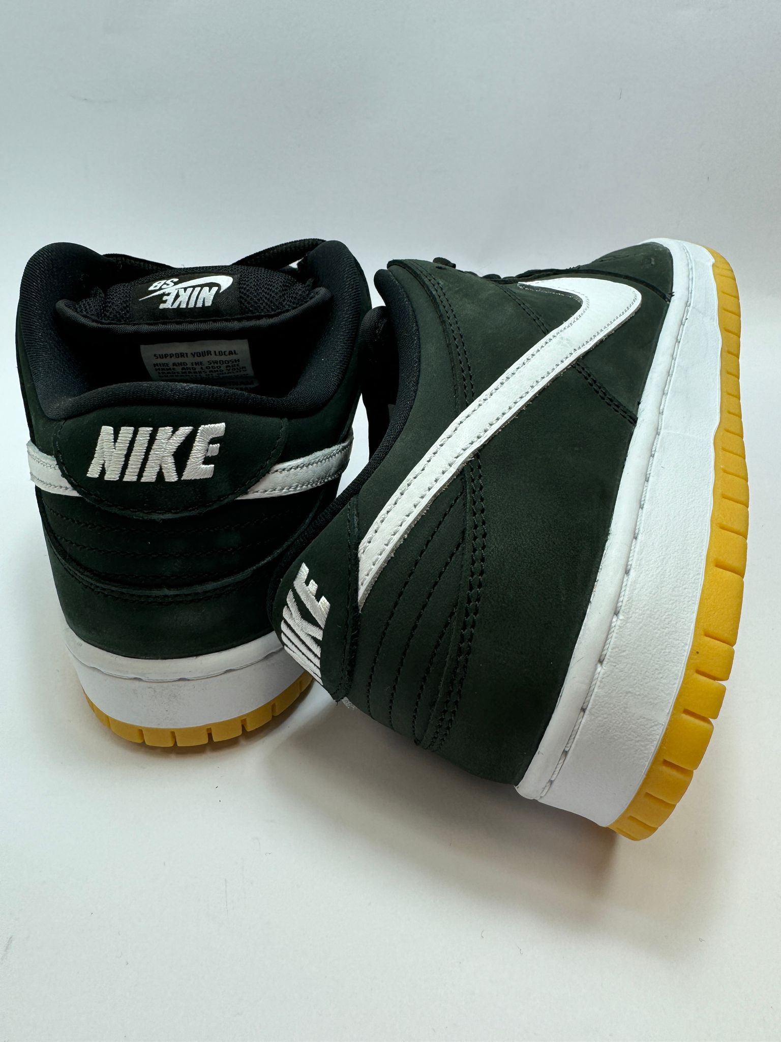 Detailansicht der Ferse – klassischer ‚Nike SB‘ Schriftzug in Weiß auf schwarzem Leder, schwarzer Heel Tab