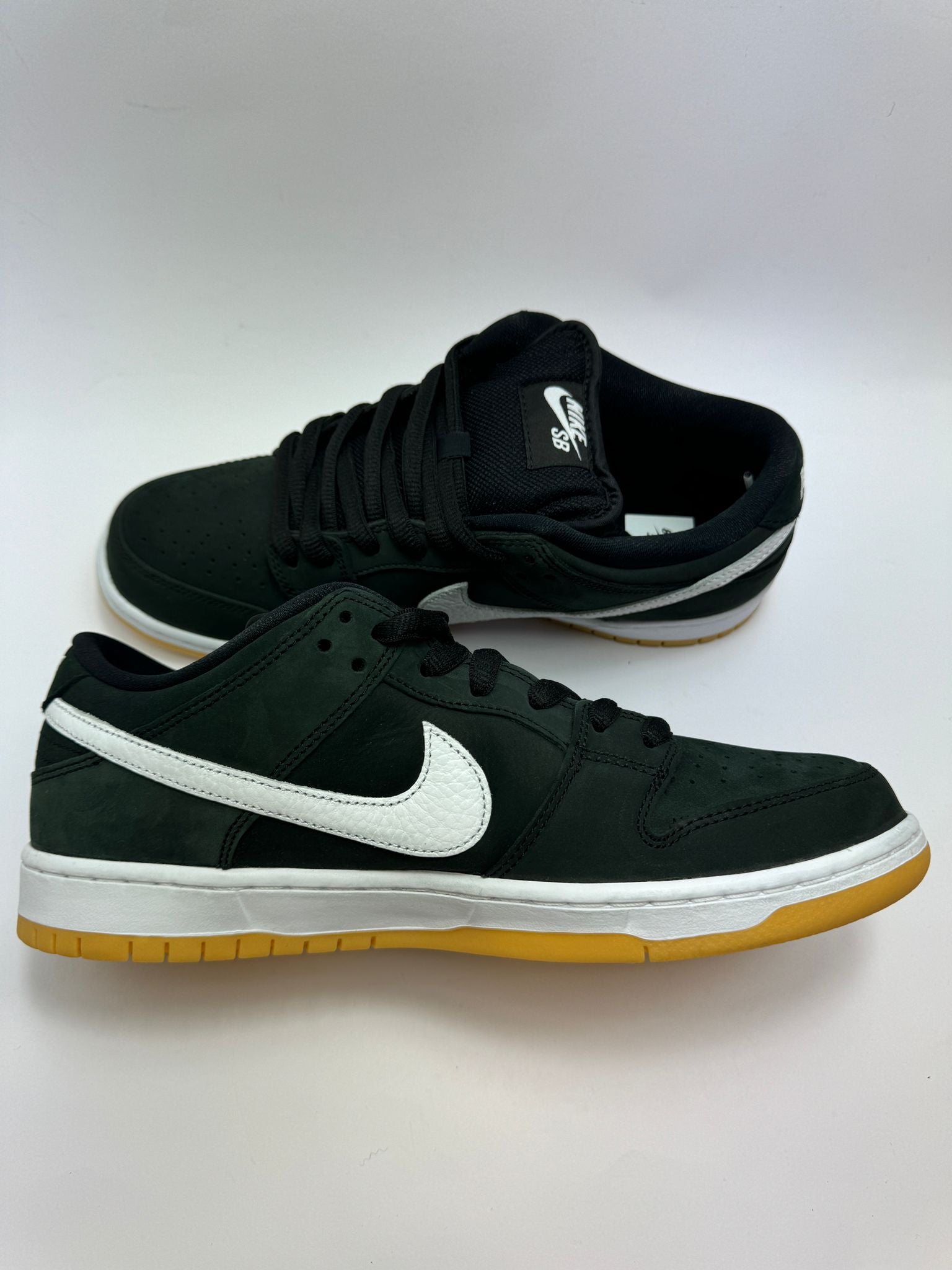 Nike SB Dunk Low Pro Black Gum – linke Sicht mit weißem Swoosh und kontrastierenden weißen Details an Ferse und Zunge