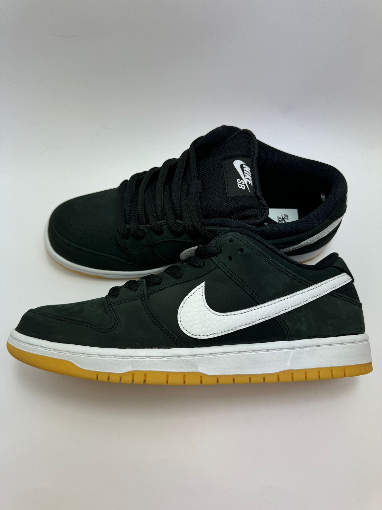 Nike SB Dunk Low Pro Black Gum – rechte Außenseite mit schwarzem Leder-Upper und tiefem Schwarz-Suede an Overlays