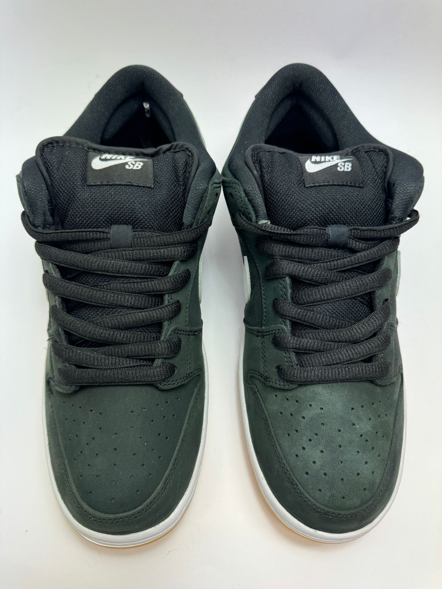 Nahaufnahme der Zunge – gewebtes Nike SB Tag mit weißer Schrift auf schwarzem Nylon, gepolstertes Innenfutter