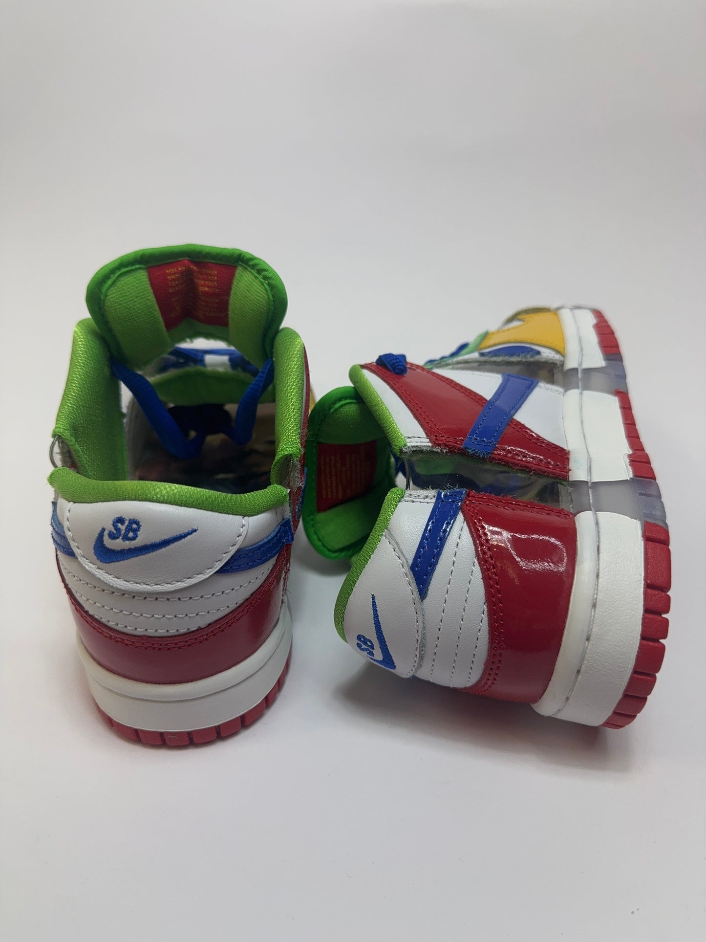 Detailansicht der Rückseite – klare Streifen über Ferse und Heel Tab mit bunten Akzenten