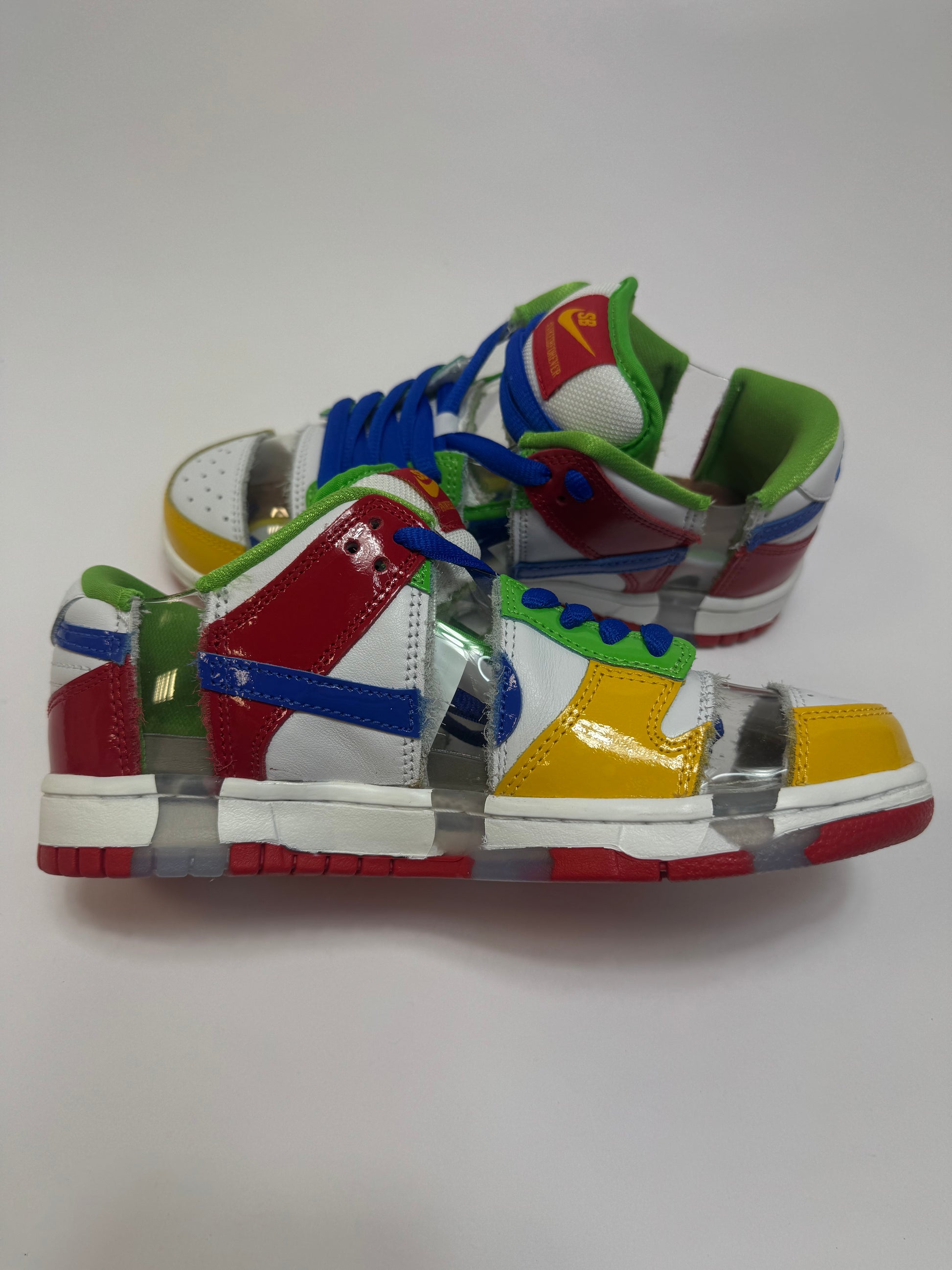 Nike SB Dunk Low Sandy Boedecker linke Ansicht mit Hyper Royal Swoosh, Mean Green Akzenten und klaren Streifen