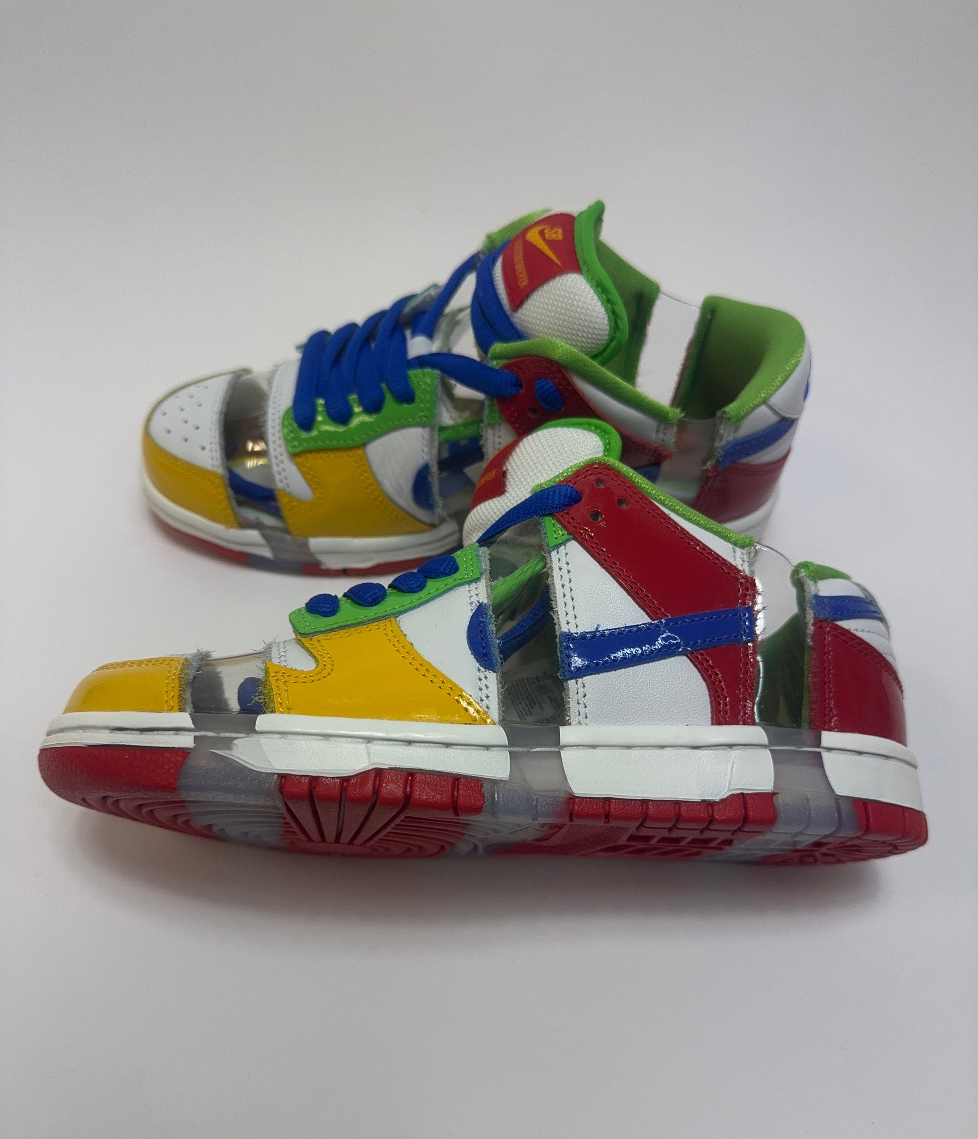 Nike SB Dunk Low Sandy Boedecker rechte Außenseite mit weißem Leder-Base und bunten Overlays in Rot, Blau, Grün und Gelb