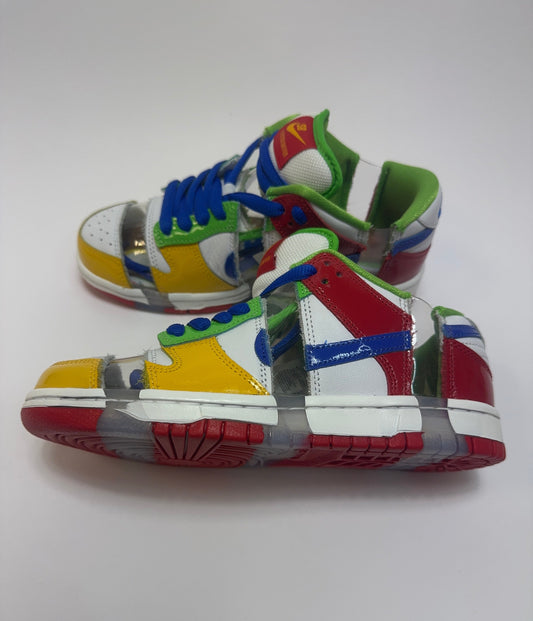 Nike SB Dunk Low Sandy Boedecker rechte Außenseite mit weißem Leder-Base und bunten Overlays in Rot, Blau, Grün und Gelb