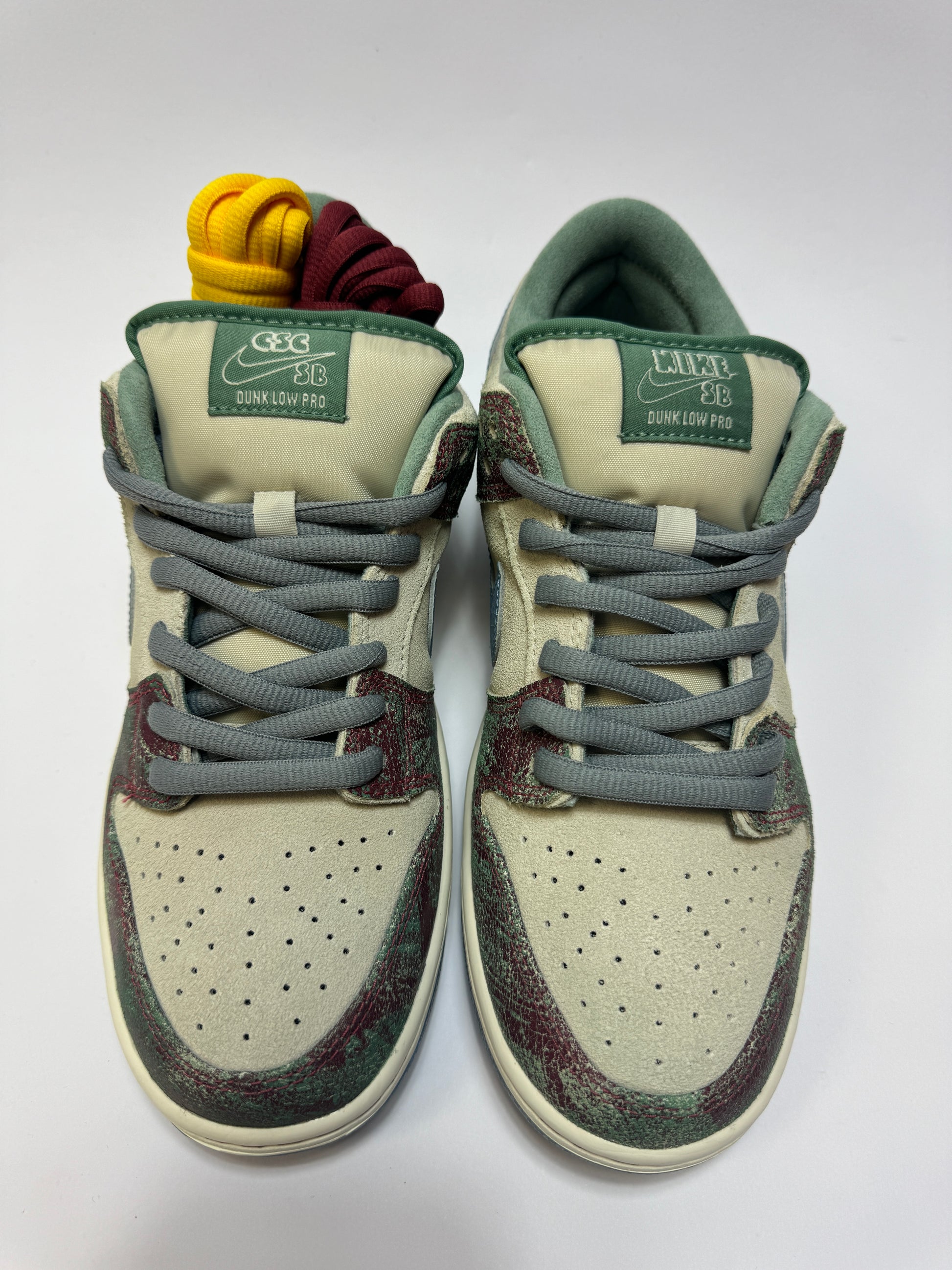 Nahaufnahme der Zunge – Tongue Tag mit Nike SB Logo und Crenshaw Skate Club Co-Branding