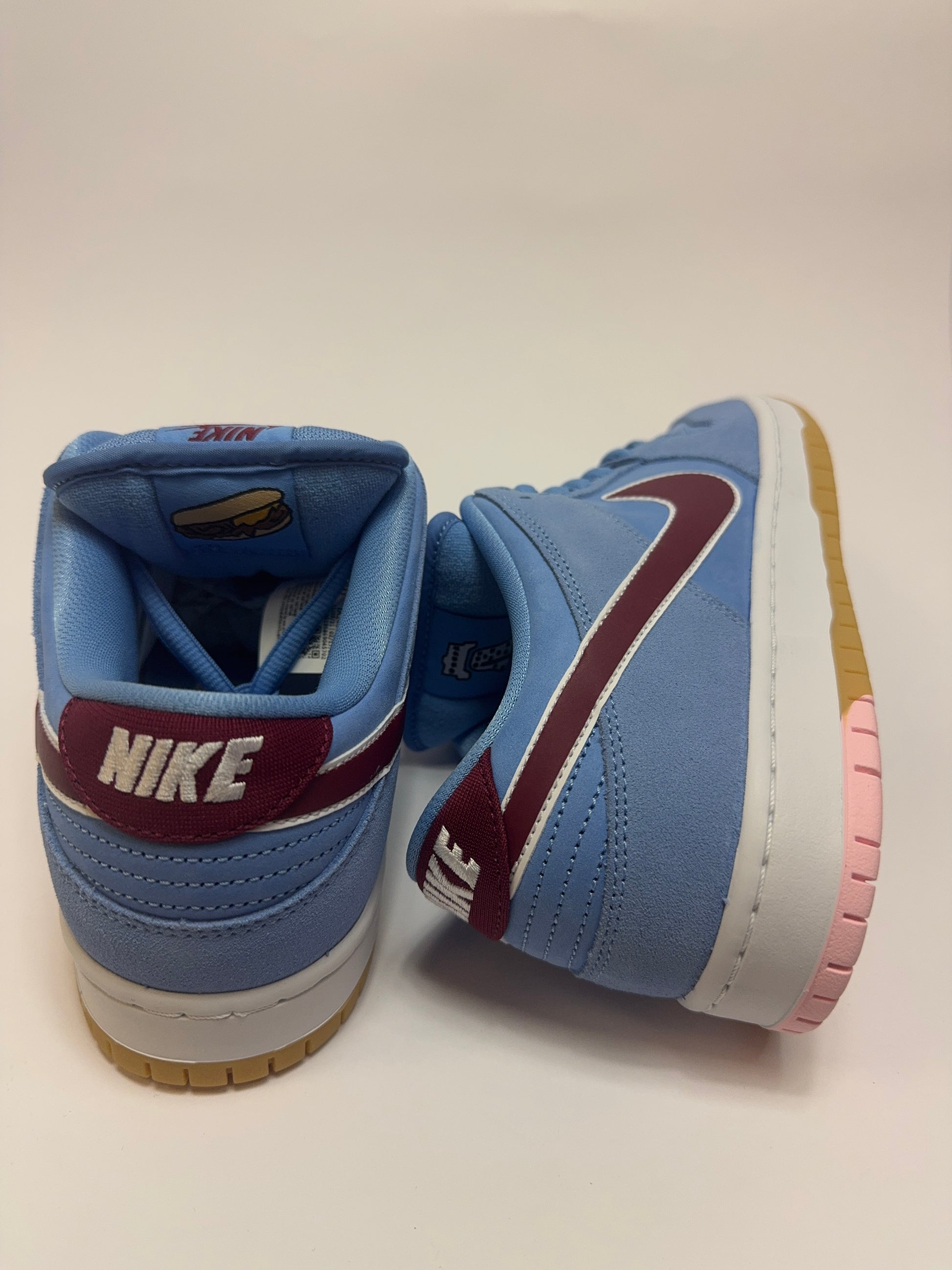 Detailansicht der Rückseite – Heel mit klassischer Gum Outsole und kontrastierendem Branding