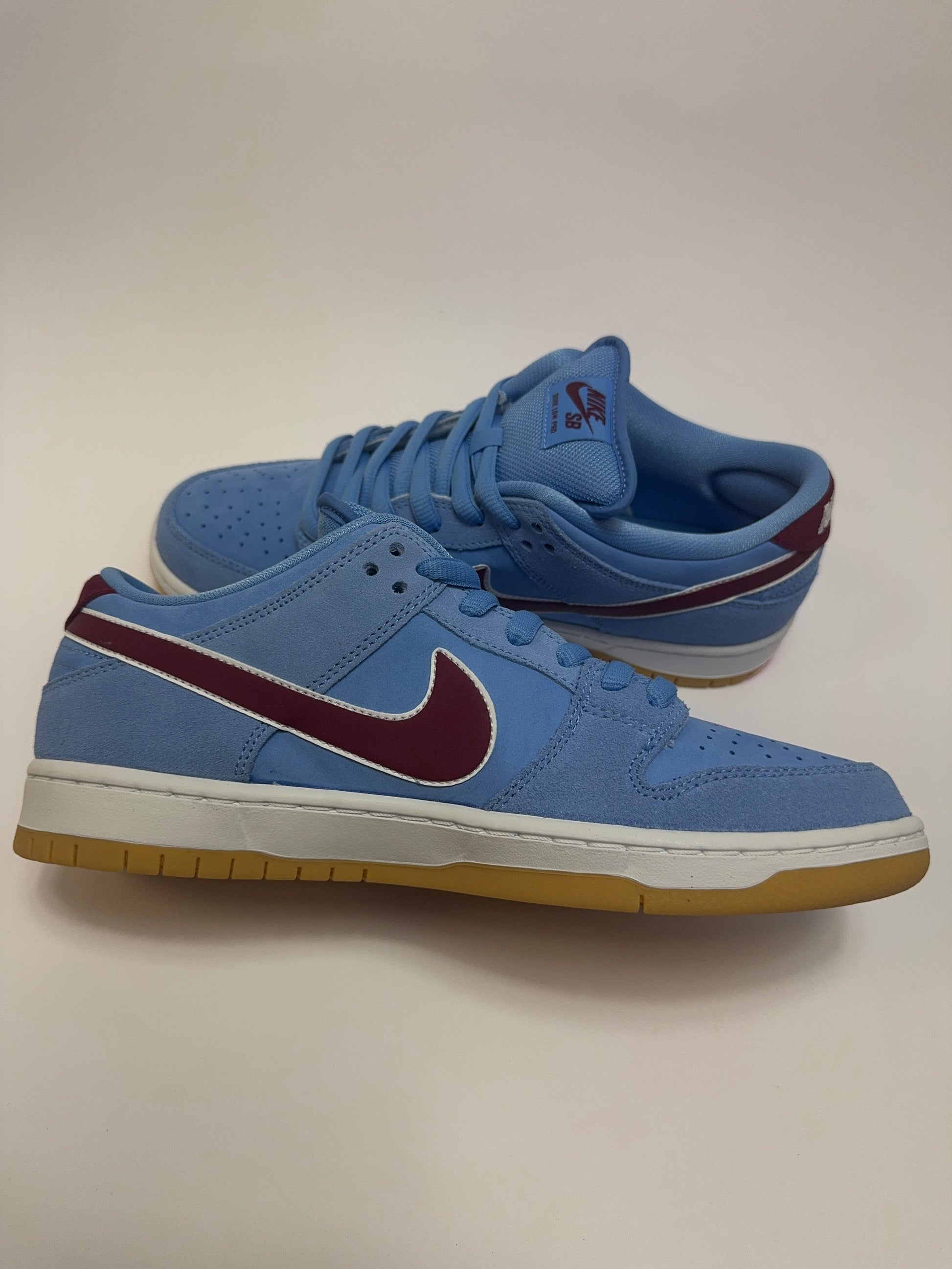 Nike SB Dunk Low Valour Blue linke Ansicht mit Team Maroon Swoosh und White Leder Details