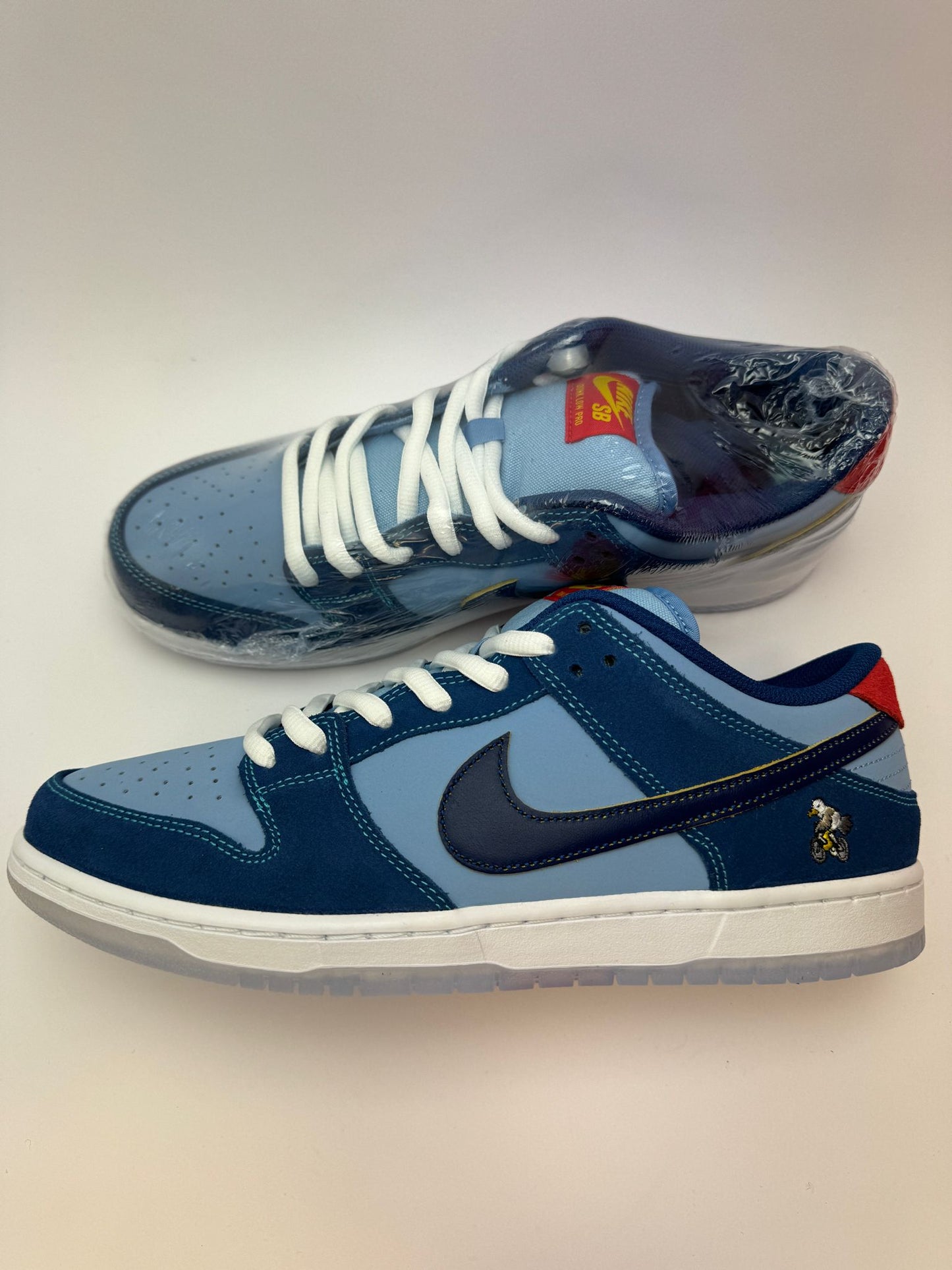 SB Dunk Low Why So Sad – rechte Außenseite mit Coastal Blue Leder-Upper und navy Suede Overlays
