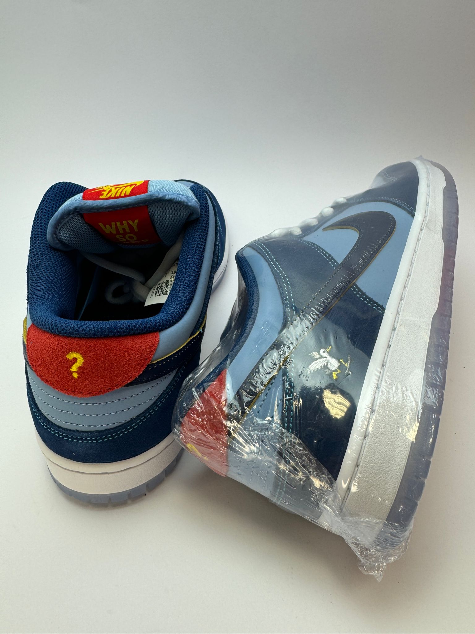 Nahaufnahme der Zunge – ‚Why So Sad?‘ Label auf Tongue Tag, gelbe Fragezeichen-Grafik, gepolstertes Innenfutter