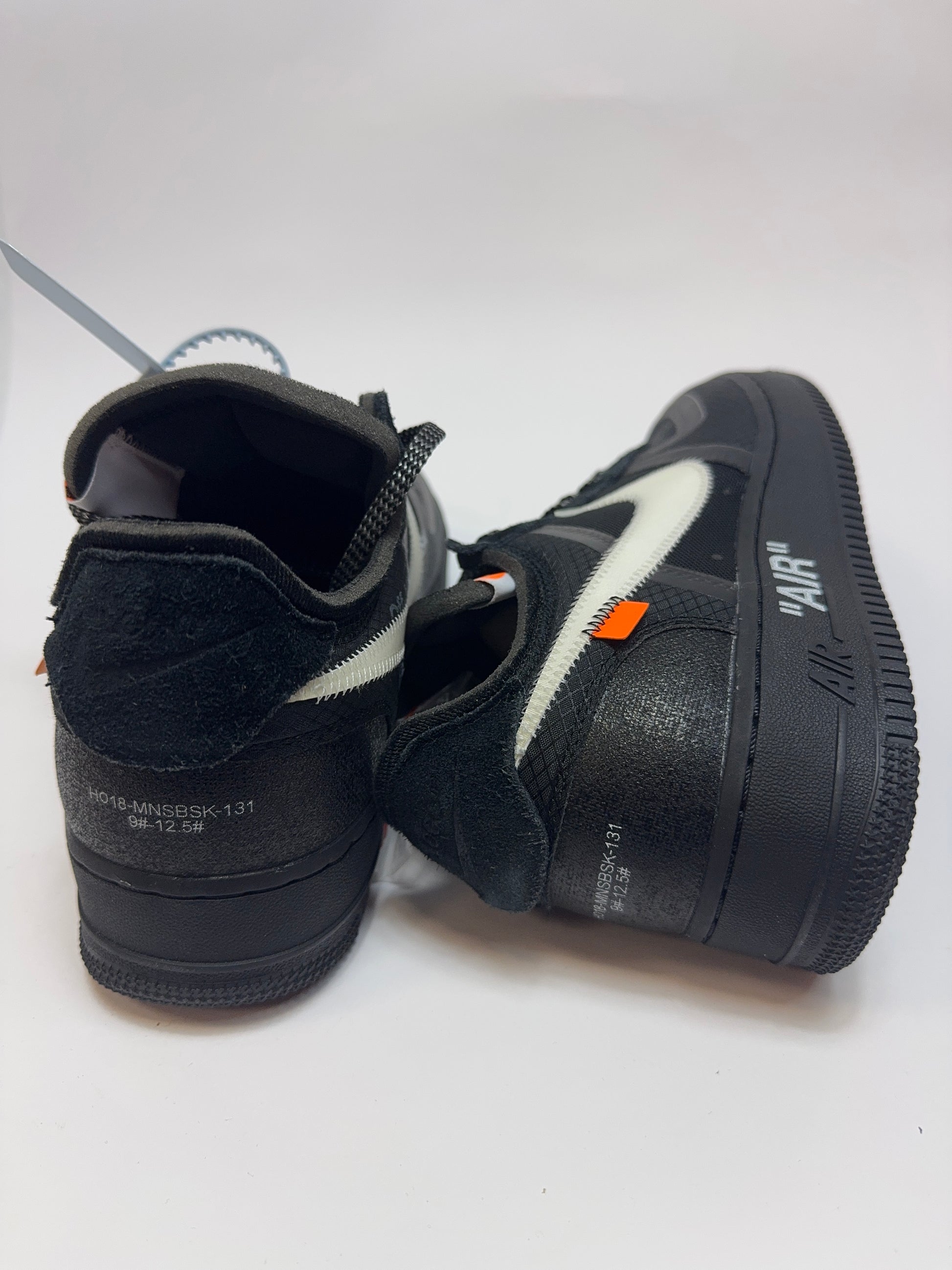 Detailansicht der Rückseite – Heeltab mit ‘AIR’ Logo und sichtbarem Schaumrand