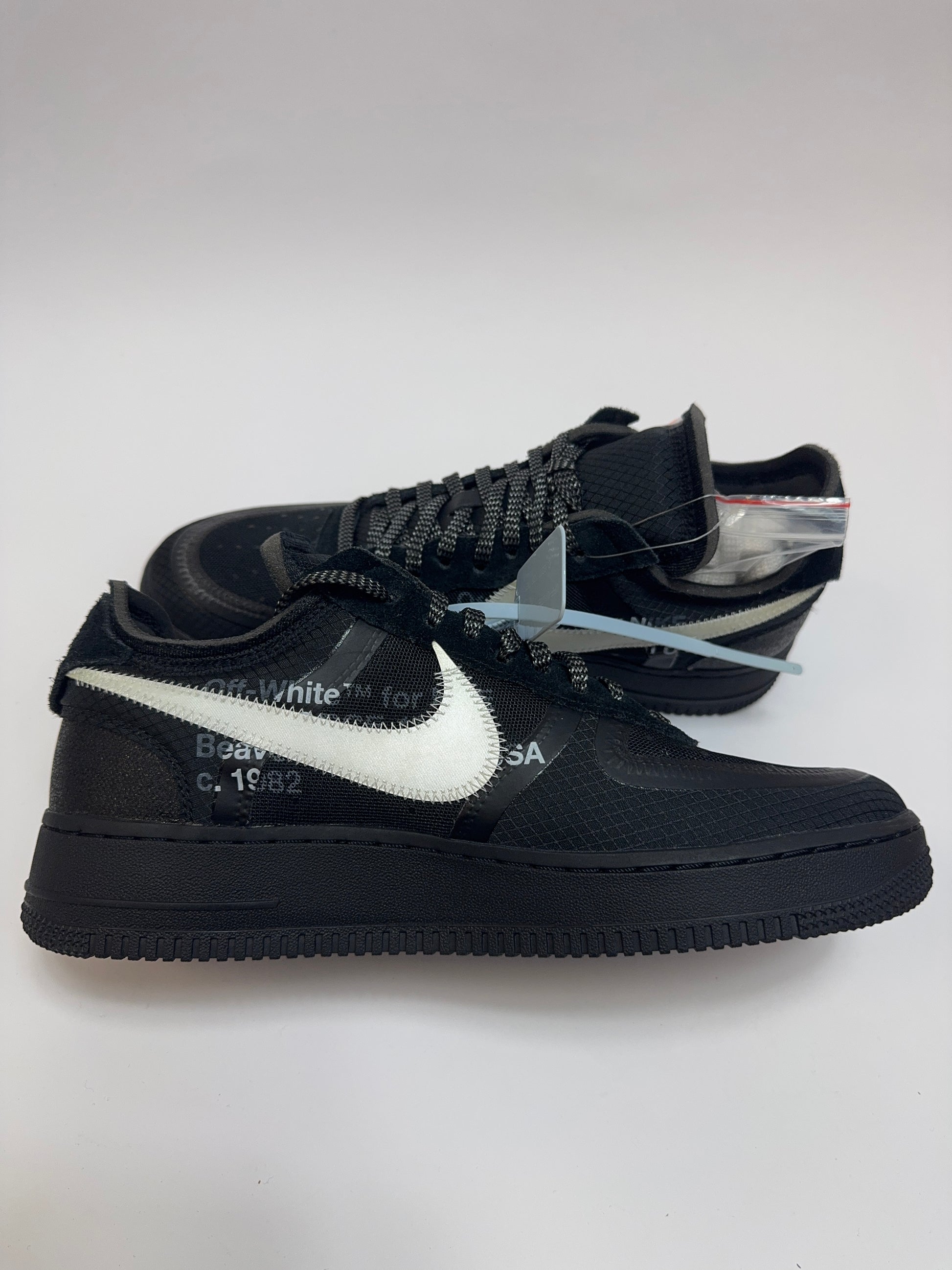 Off-White AF1 Low Black linke Ansicht mit transparenten Overlays, sichtbaren Nähten und Off-White Branding