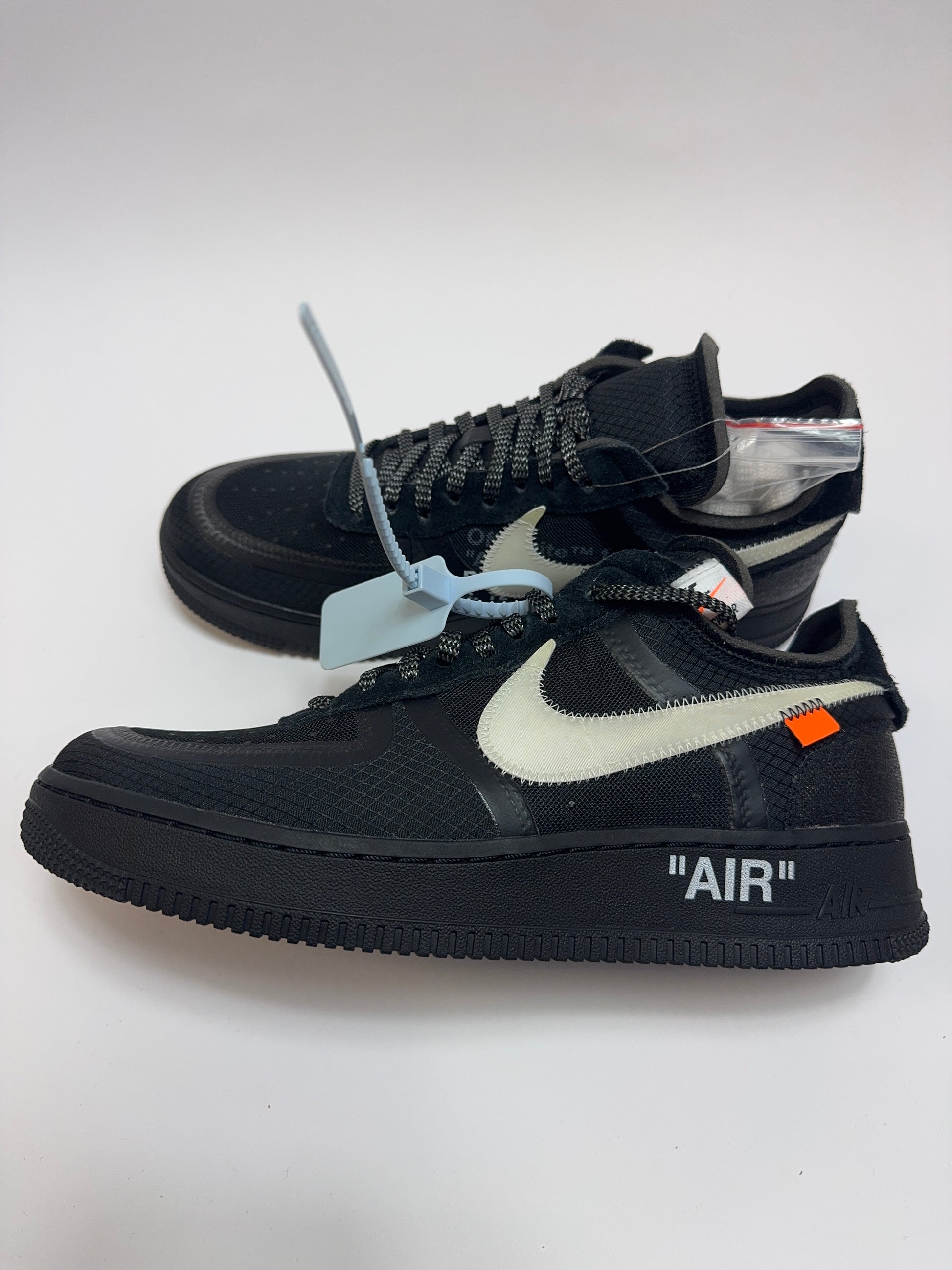 Off-White AF1 Low Black rechte Außenseite mit dekonstruiertem Mesh und Swoosh mit orange Tab