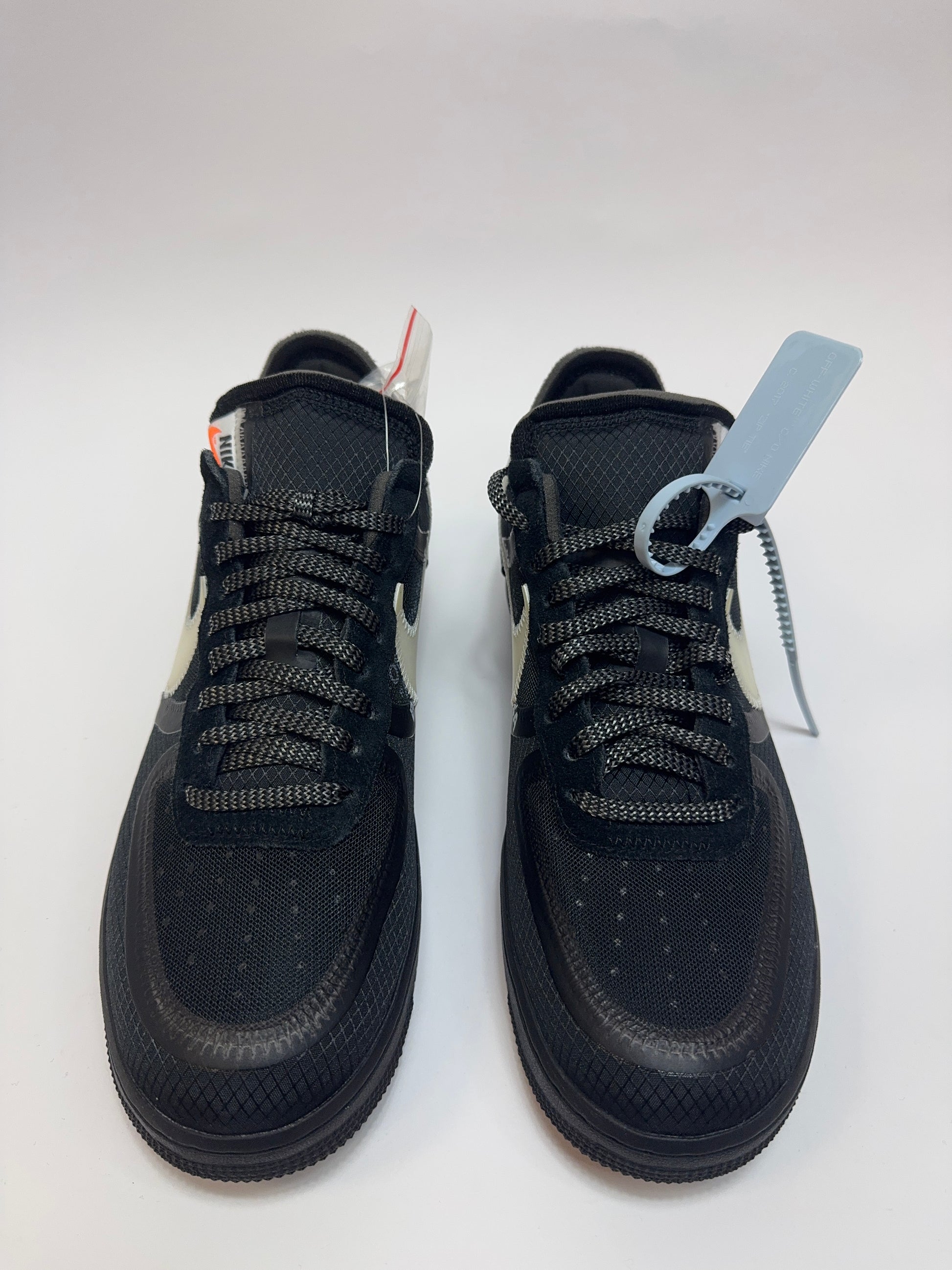 Nahaufnahme der Zunge – Off-White Label mit minimalistischer Schrift und unversäumten Kanten