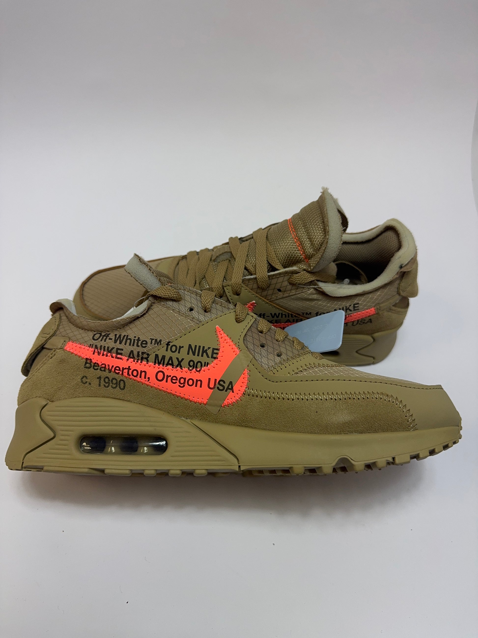 Off-White Air Max 90 Desert Ore linke Ansicht mit Desert Ore Overlays und kontrastierenden Details