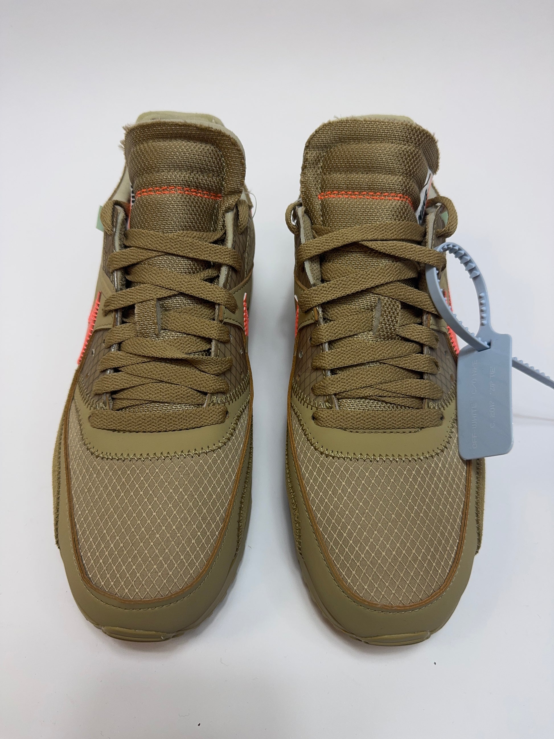 Nahaufnahme der Zunge – Tongue Tag mit Off-White Typografie und minimalistischer Gestaltung