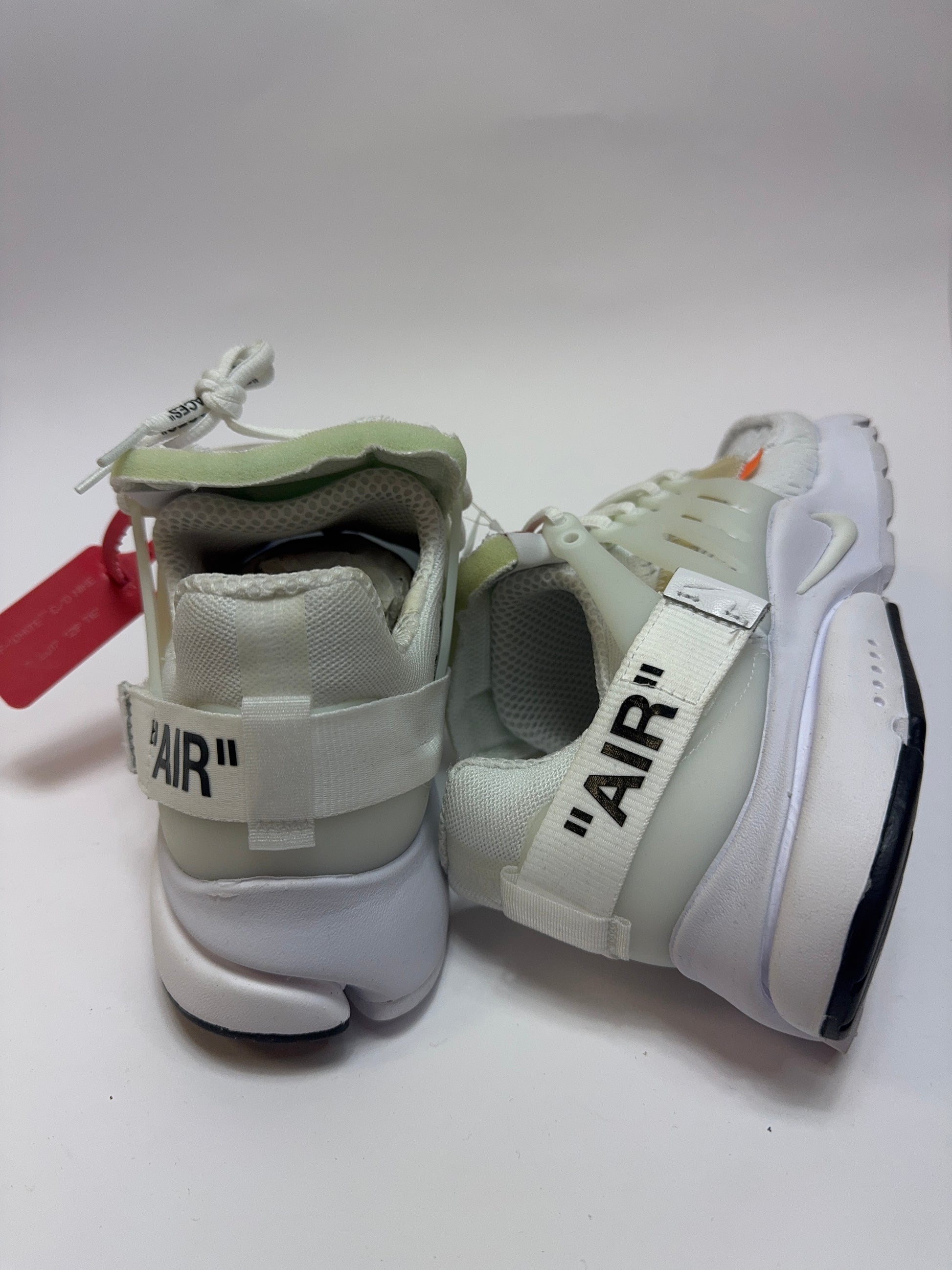 Nahaufnahme der Zunge – Off-White Tongue Label mit minimalistischer Beschriftung