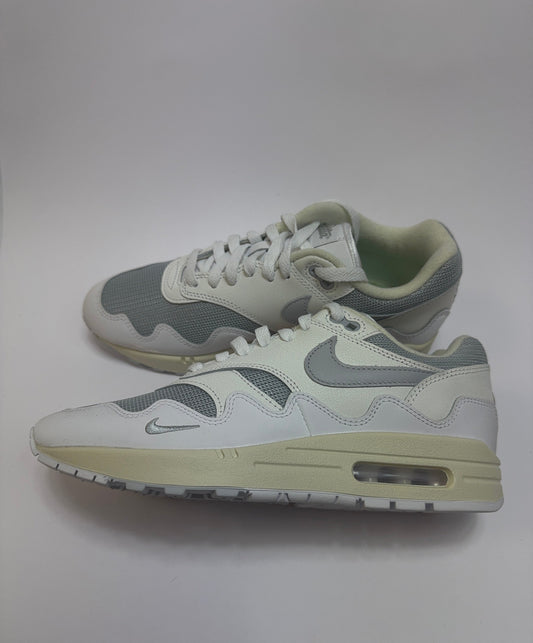 Nike Air Max 1 Patta Waves White rechte Außenseite mit weißem Leder und wellenförmigen Overlays