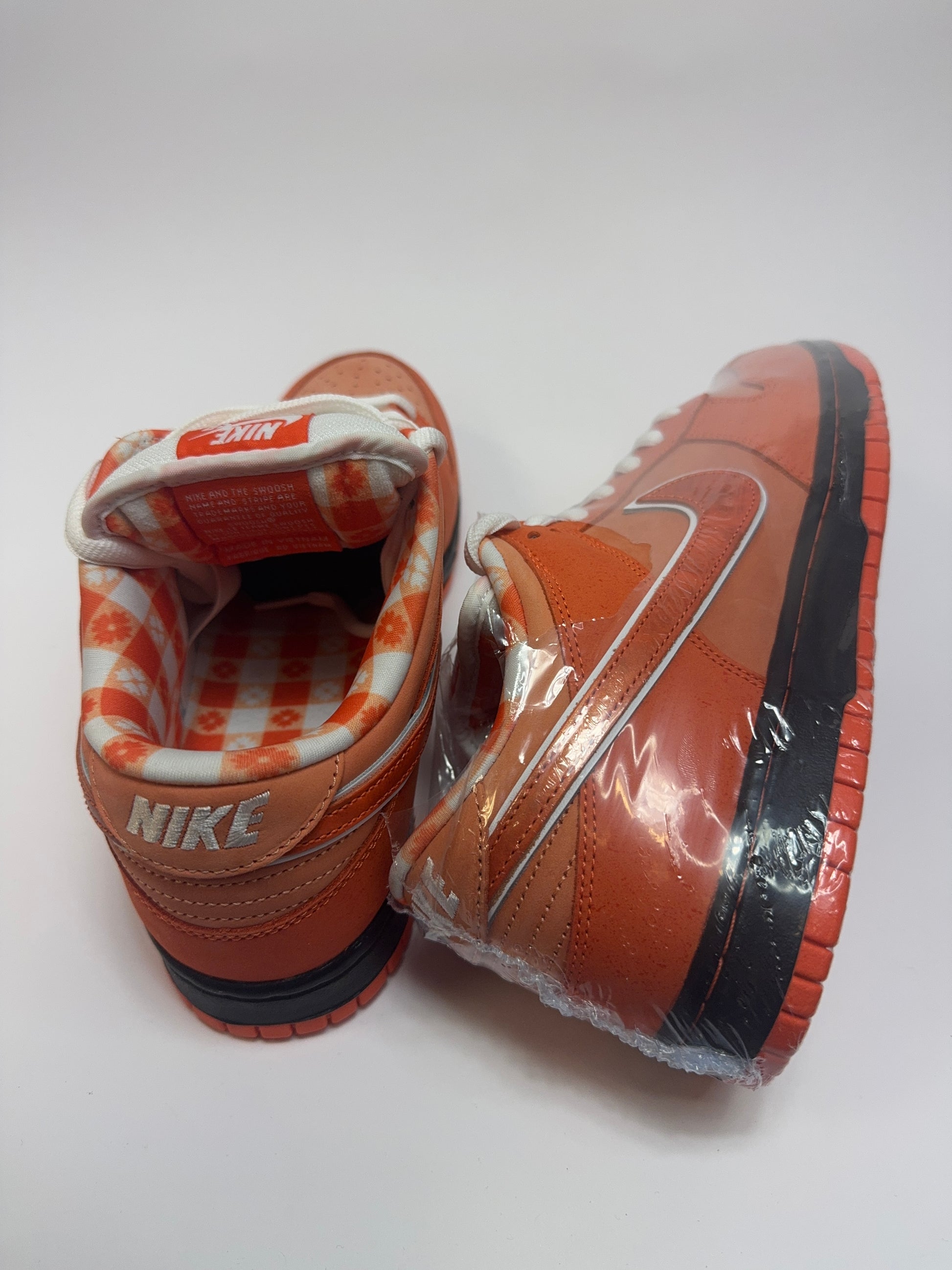 Detailansicht der Rückseite – Gummiband um die Zehenbox, Rubber Band Feature und Heel Tab mit Orange Lobster Stil