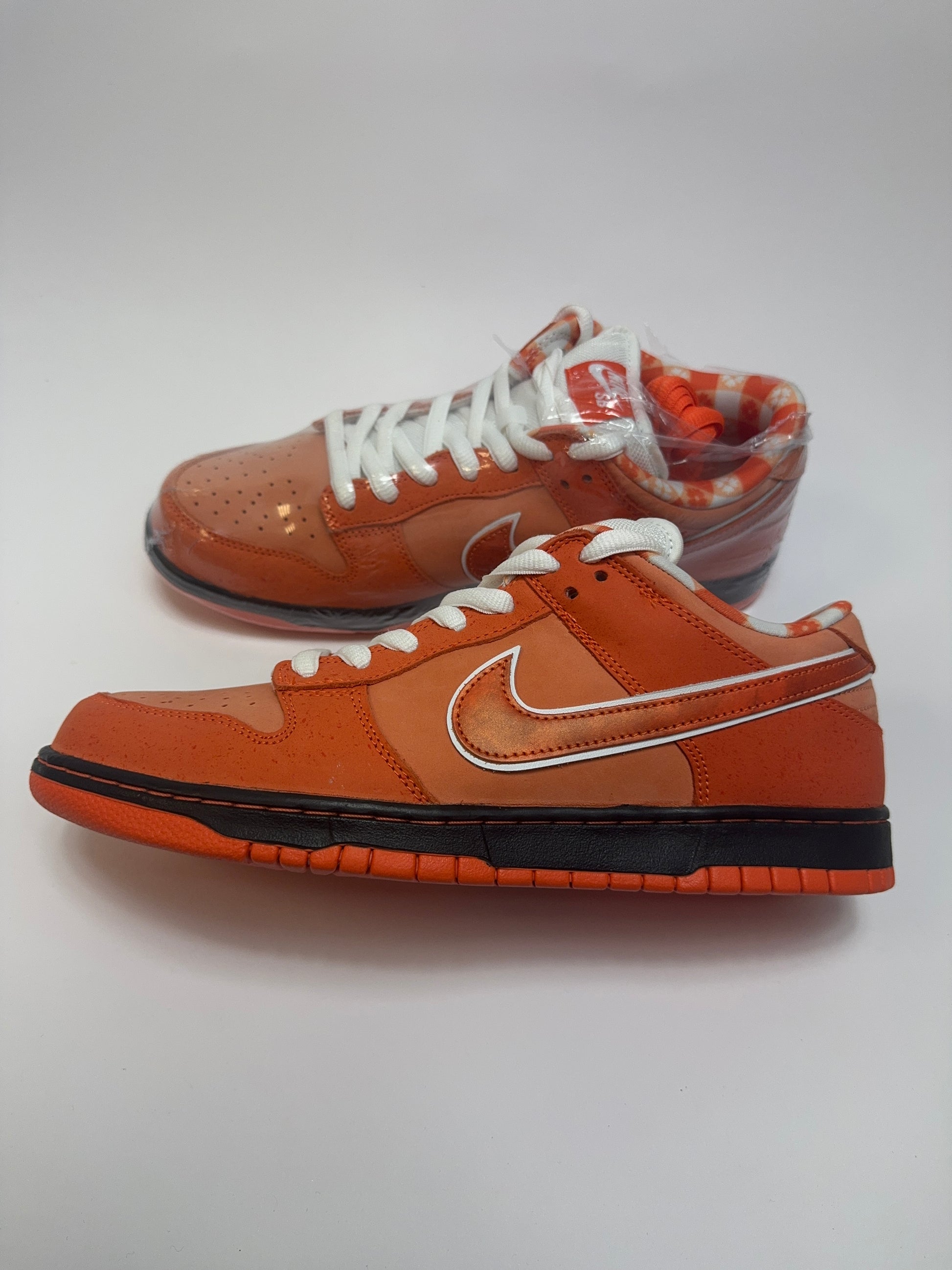 Nike SB Dunk Low Orange Lobster rechte Außenseite mit Orange Frost Upper, speckled Overlays und weißem Swoosh