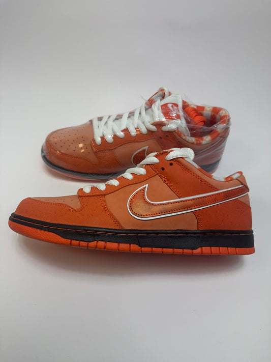Nike SB Dunk Low Orange Lobster rechte Außenseite mit Orange Frost Upper, speckled Overlays und weißem Swoosh