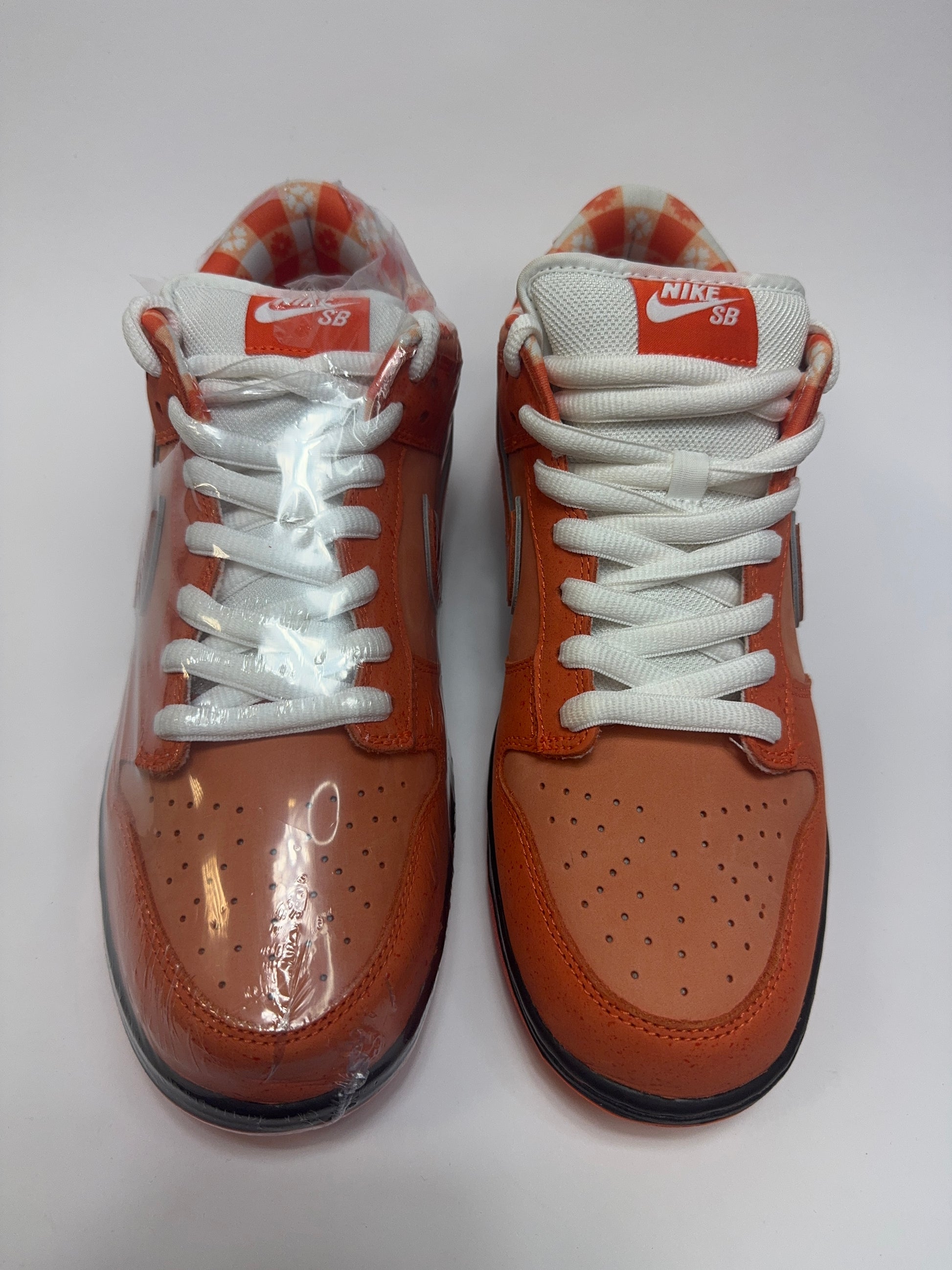 Nahaufnahme der Zunge – Tongue Tag mit Nike SB Branding auf Mesh Zunge und blau-orange Schnürsenkeln