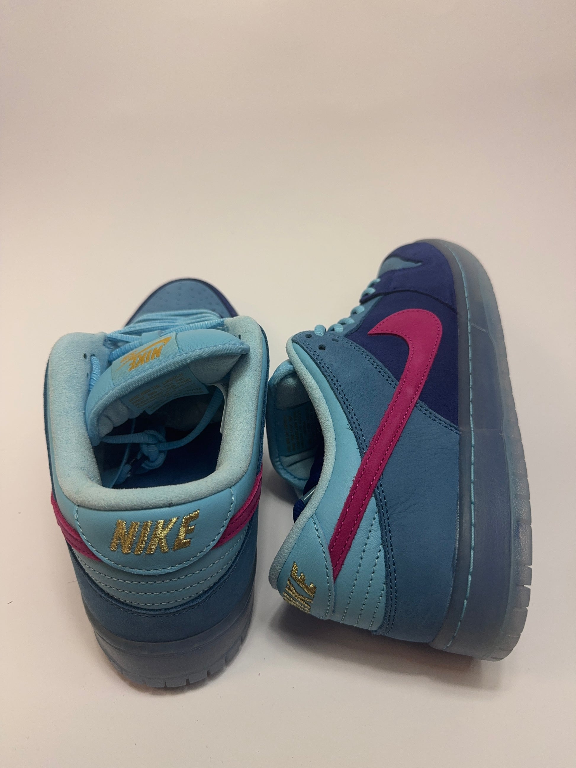 Detailansicht der Rückseite – transluzente blaue Außensohle mit sichtbarem Gradient-Farbverlauf