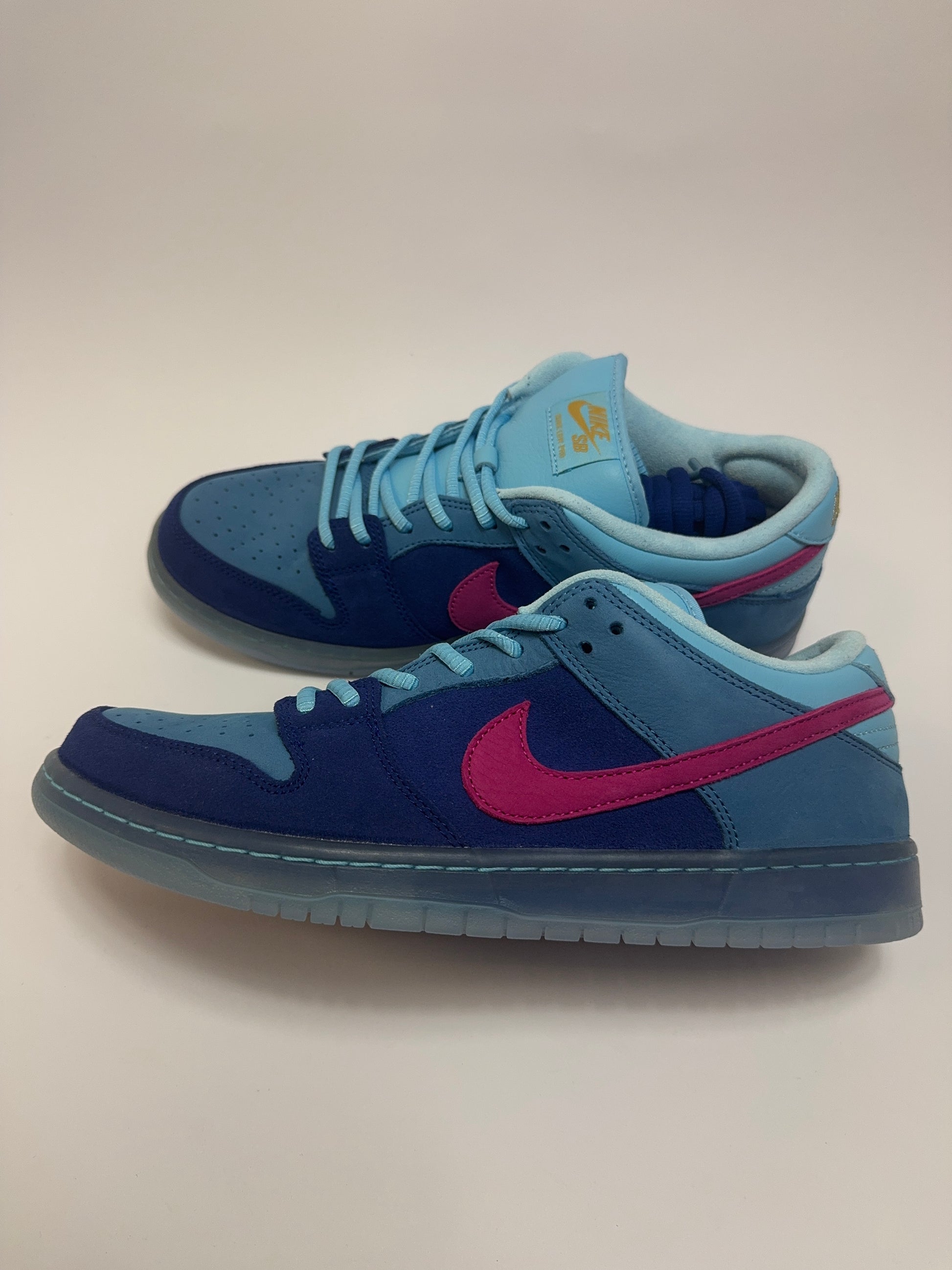 Nike SB Dunk Low Run The Jewels rechte Außenseite mit Deep Royal Blue Suede Upper und kontrastierendem Active Pink Swoosh