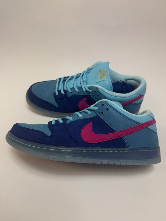 Nike SB Dunk Low Run The Jewels rechte Außenseite mit Deep Royal Blue Suede Upper und kontrastierendem Active Pink Swoosh