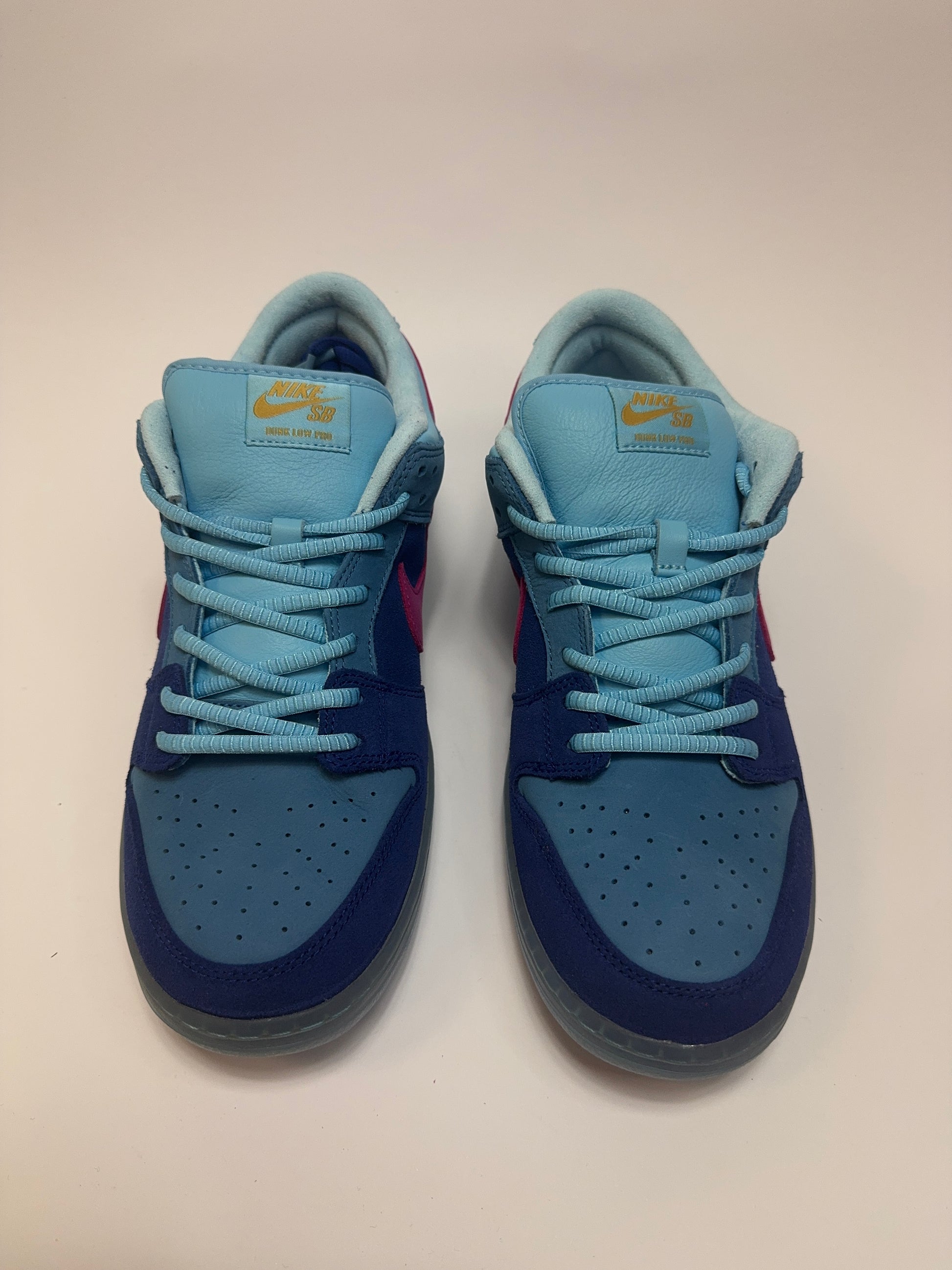 Nahaufnahme der Zunge – Tongue Tag mit Run The Jewels Branding und goldener Applikation