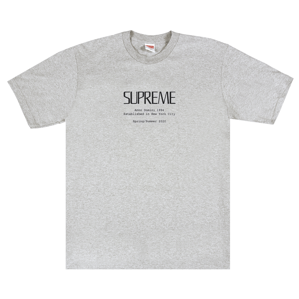 Supreme Anno Domini Tee Heather Grey Seitenansicht – hellgraues T-Shirt mit Front-Logo „Anno Domini 1994“