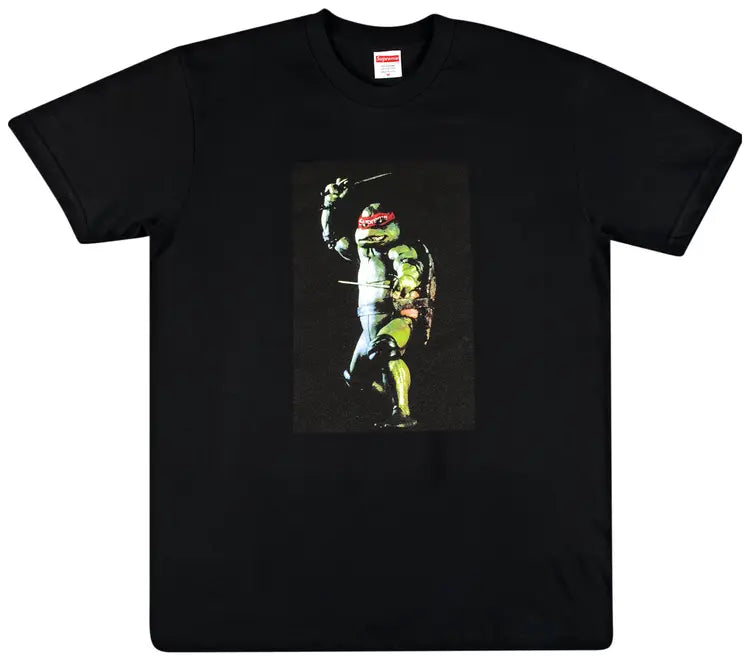 Alt-Text: Supreme Raphael Tee Black Seitenansicht – schwarzes T-Shirt mit Raphael (Teenage Mutant Ninja Turtles) Graphic