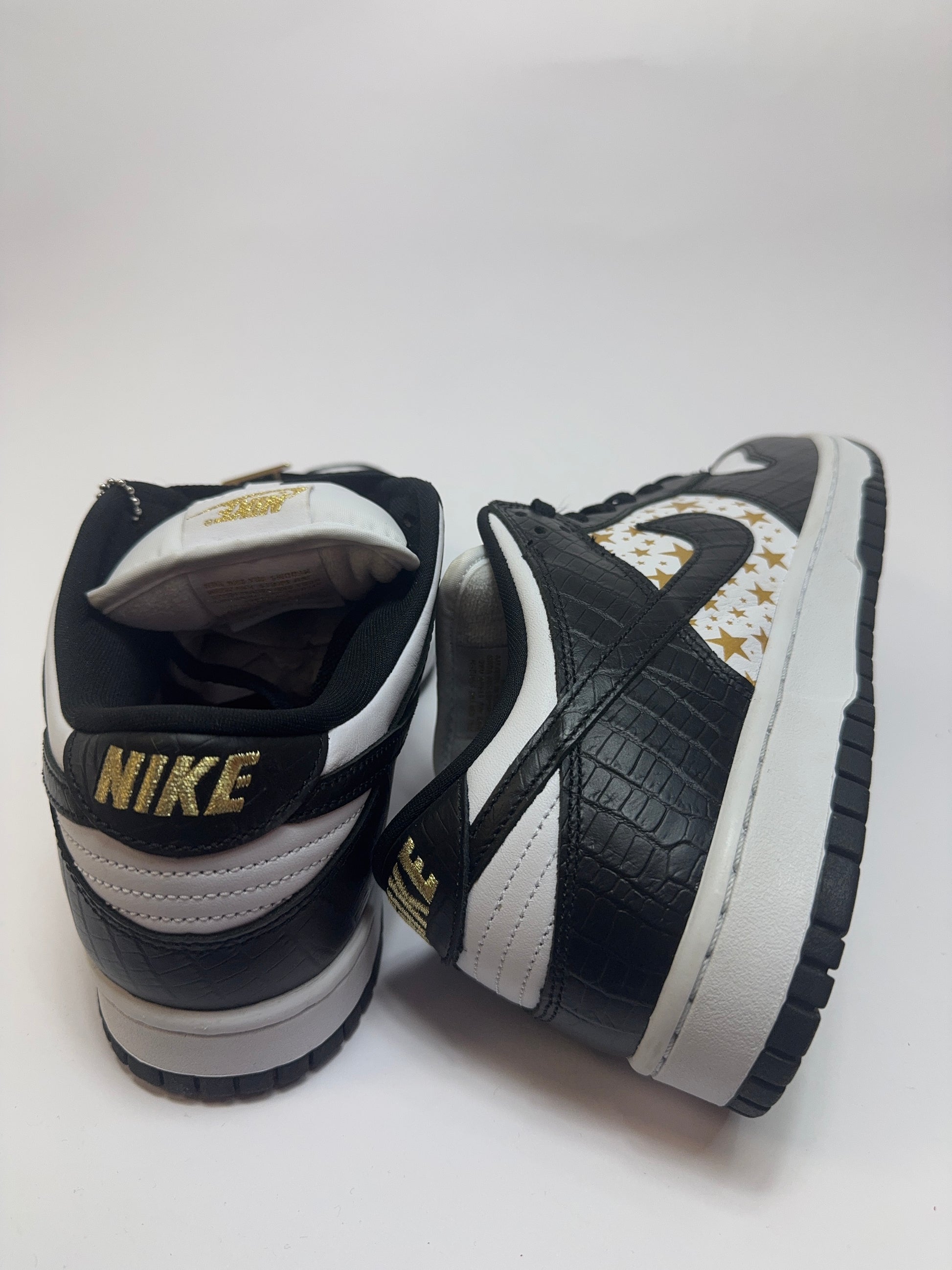 Detailansicht der Rückseite – Fersenbereich mit Krokolederstruktur und goldener Stern-Tapete