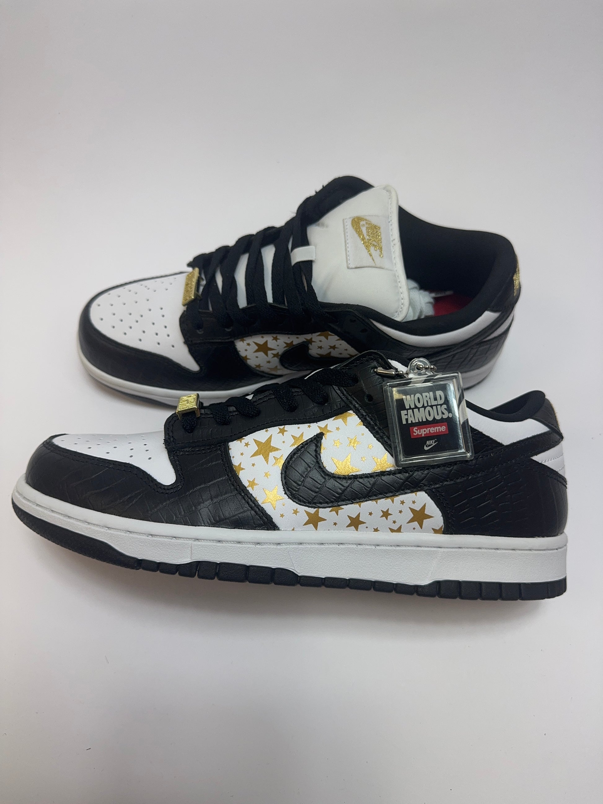 Supreme SB Dunk Low Black Stars rechte Außenseite – weißes Leder-Base mit schwarzen Croc-Overlays