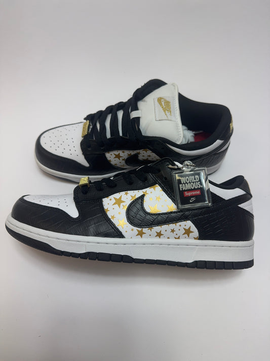 Supreme SB Dunk Low Black Stars rechte Außenseite – weißes Leder-Base mit schwarzen Croc-Overlays
