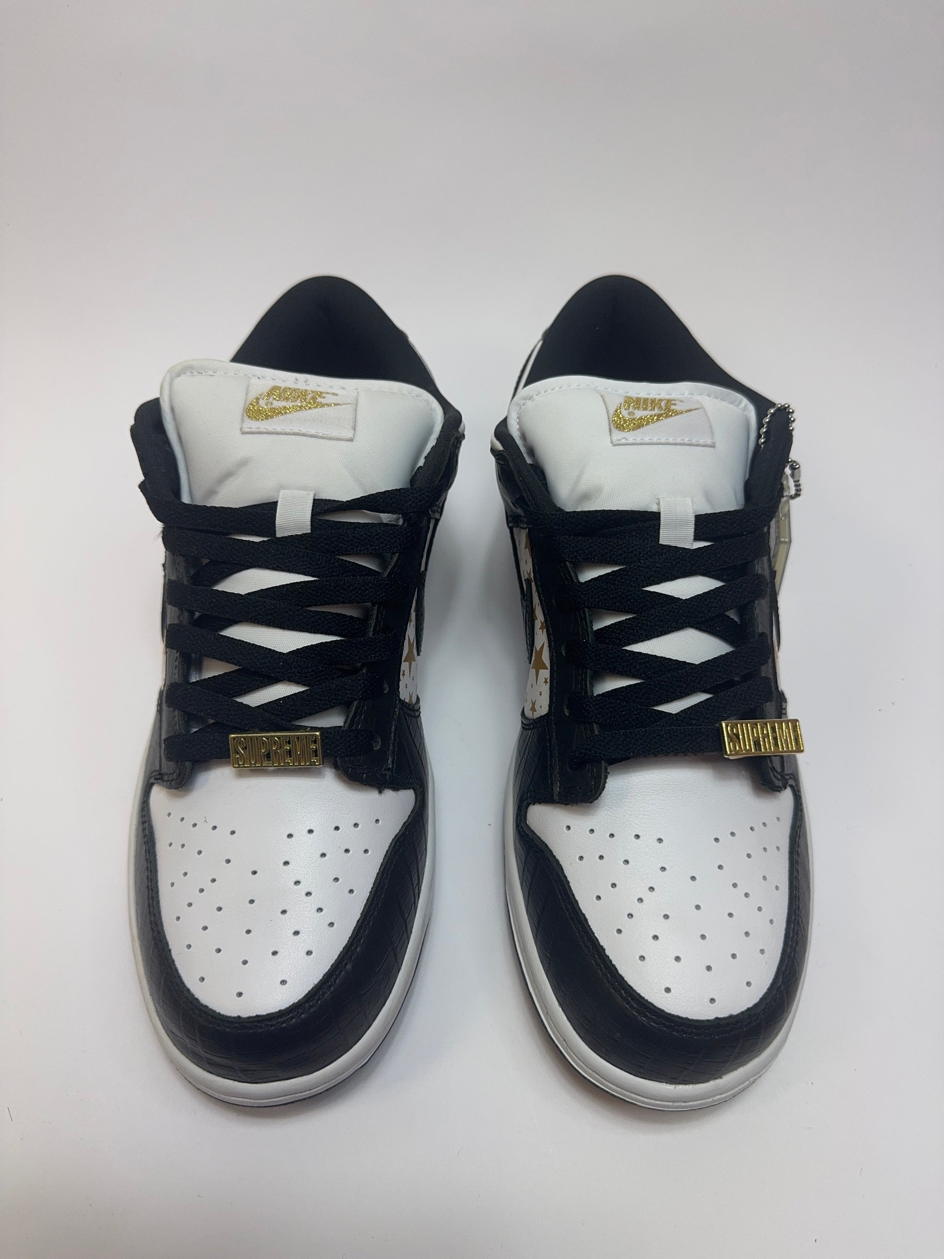 Nahaufnahme der Zunge – Tongue Tag mit Supreme Branding und gepolstertem Mesh