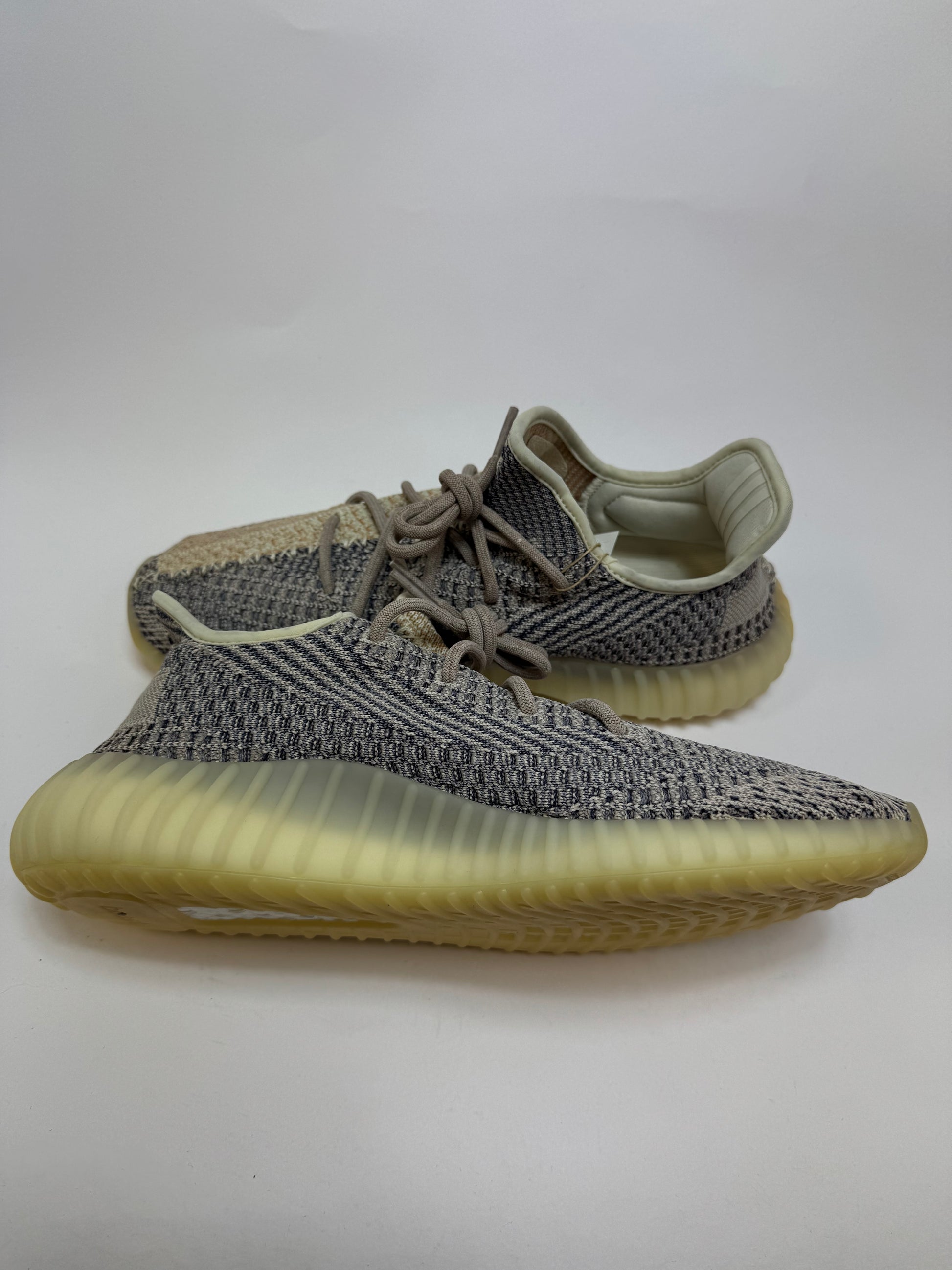 Yeezy Boost 350 V2 Ash Pearl linke Ansicht mit tanfarbenem Mesh-Seitenstreifen und hellen Overlays