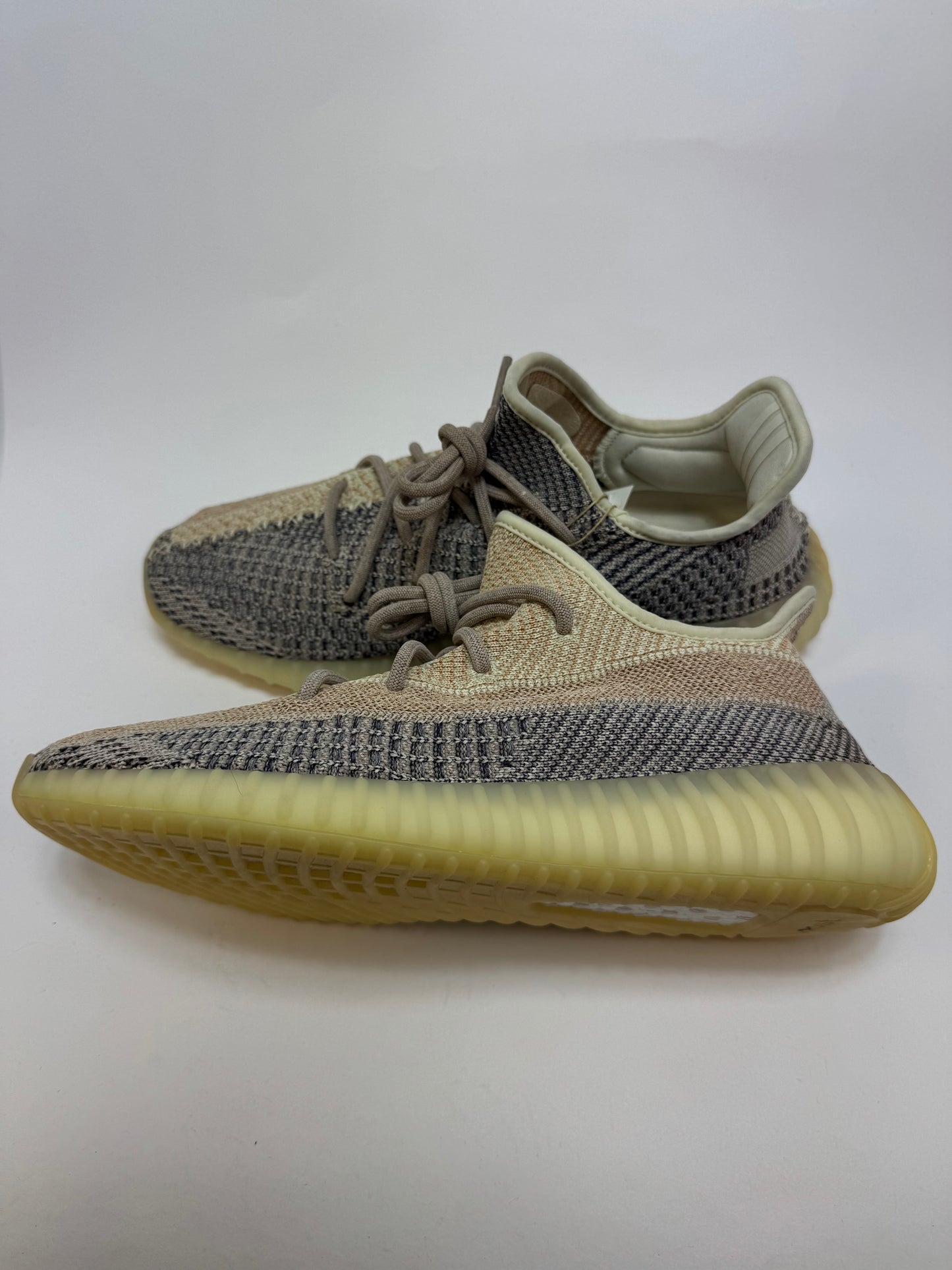 Yeezy Boost 350 V2 Ash Pearl rechte Außenseite mit zweifarbiger Primeknit-Konstruktion