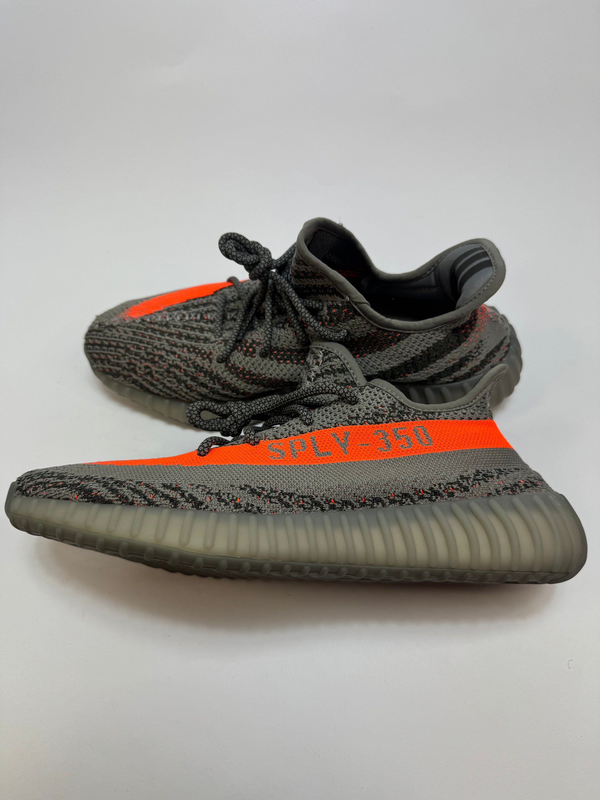 Yeezy Boost 350 V2 Beluga Reflective rechte Außenseite mit grauem Primeknit und reflektierendem Streifen