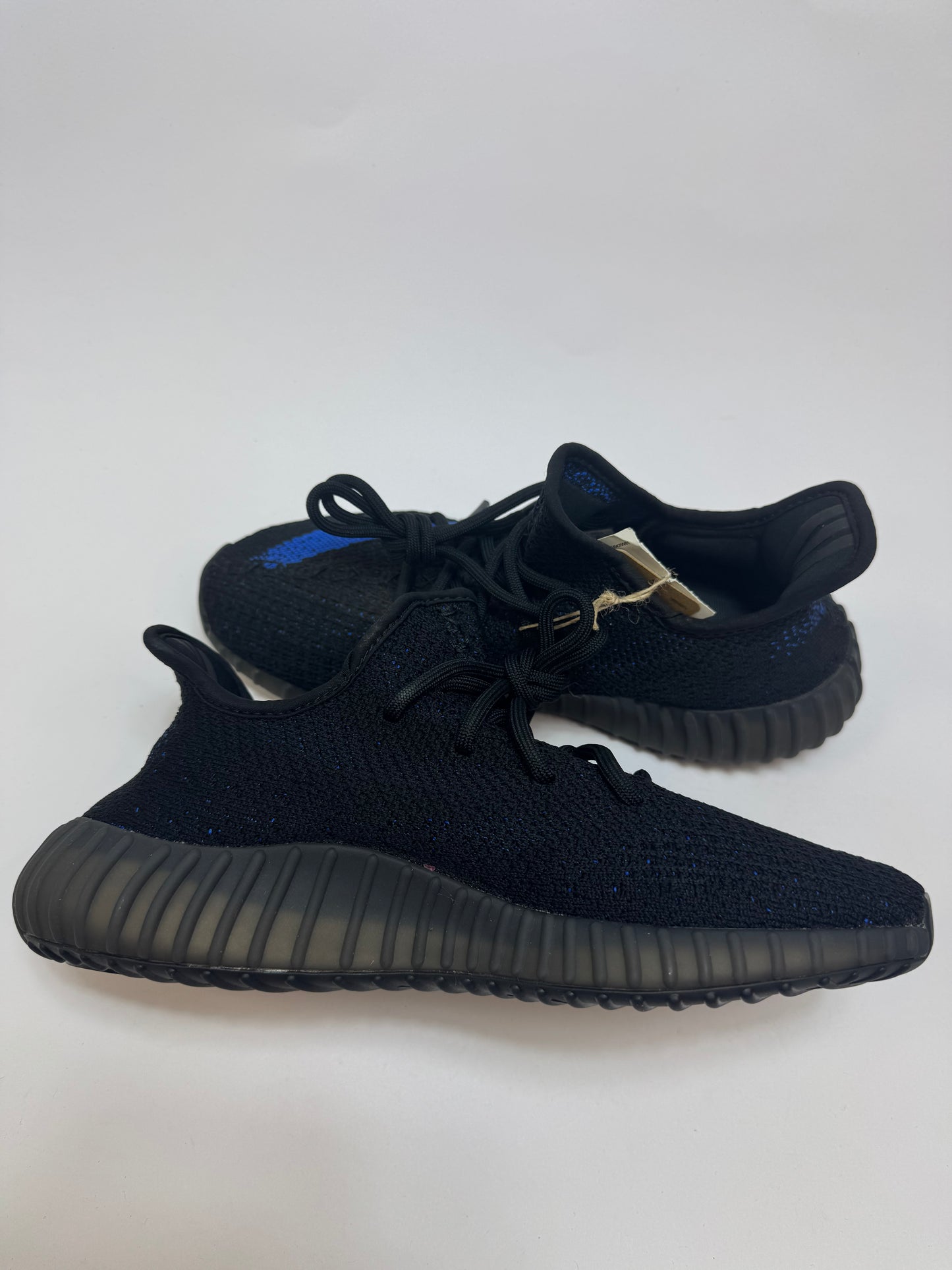 Yeezy Boost 350 V2 Dazzling Blue linke Ansicht mit strukturierter Strickoberfläche