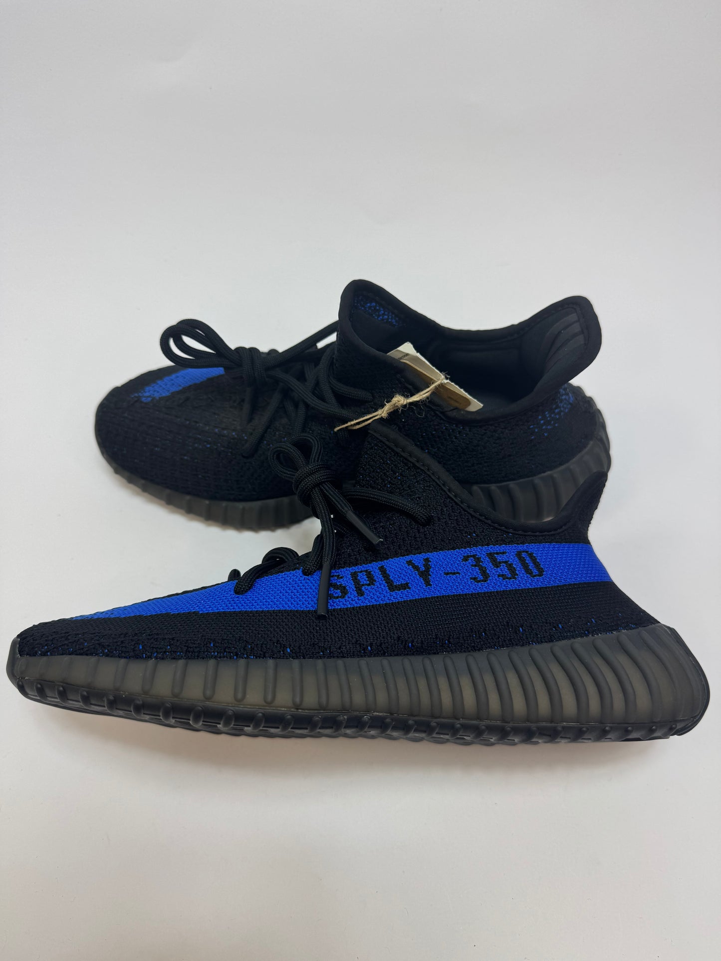 Yeezy Boost 350 V2 Dazzling Blue rechte Außenseite mit schwarzem Primeknit und blauem Streifen