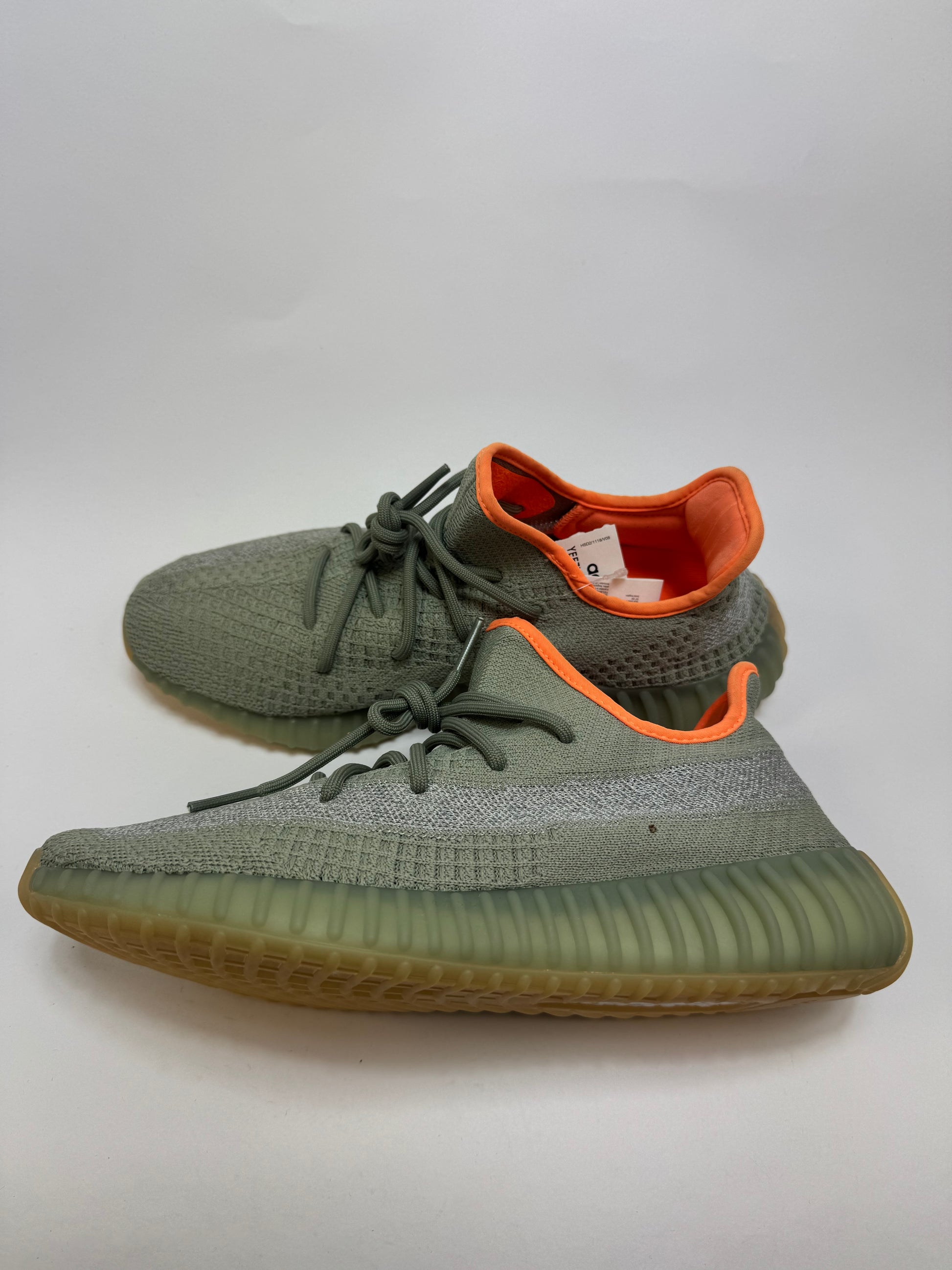 Yeezy Boost 350 V2 Desert Sage rechte Außenseite mit erdgrünem Primeknit-Upper