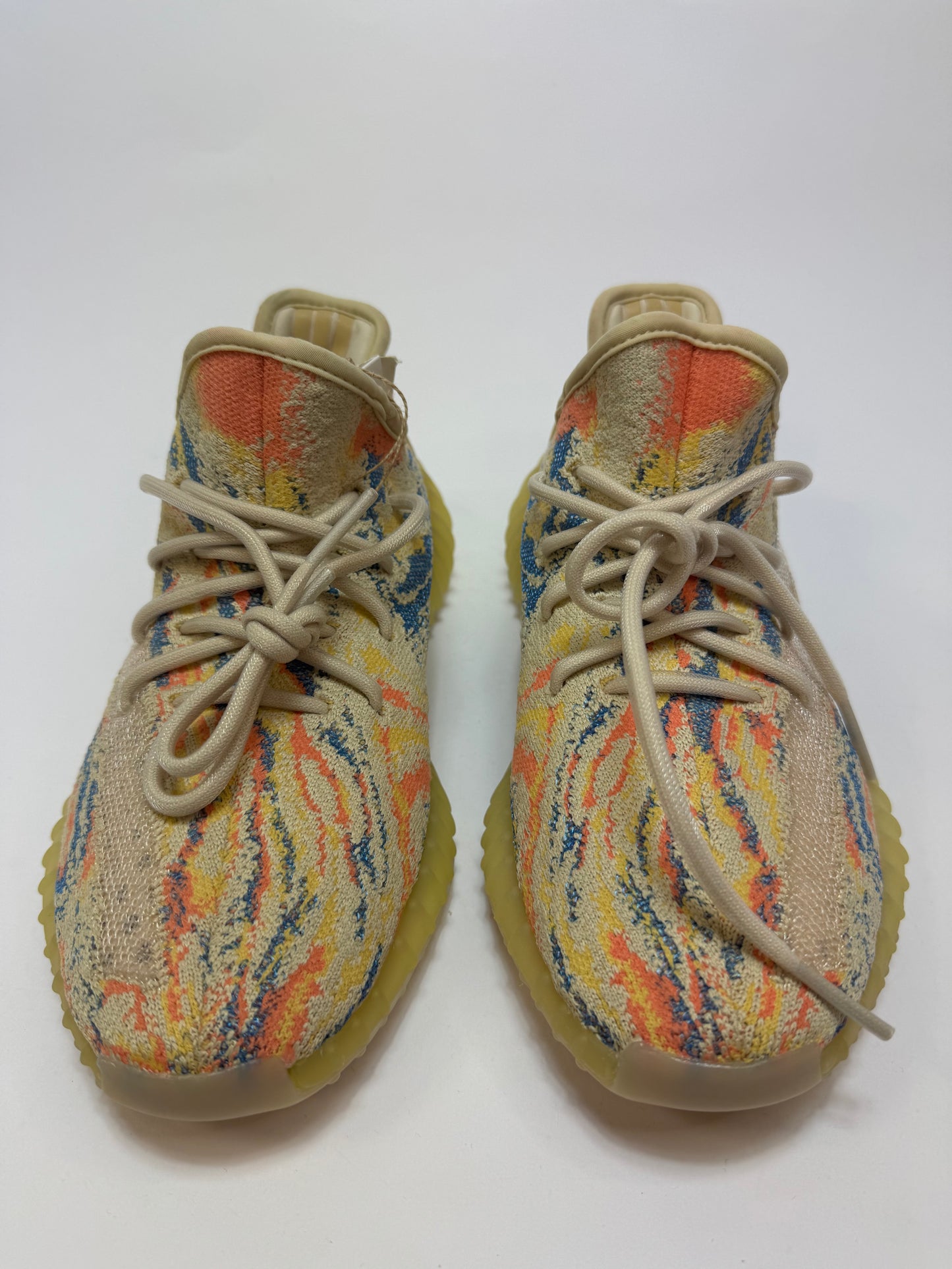 Nahaufnahme der Zunge – gelber Heel-Tab mit markanter Pull-Lasche