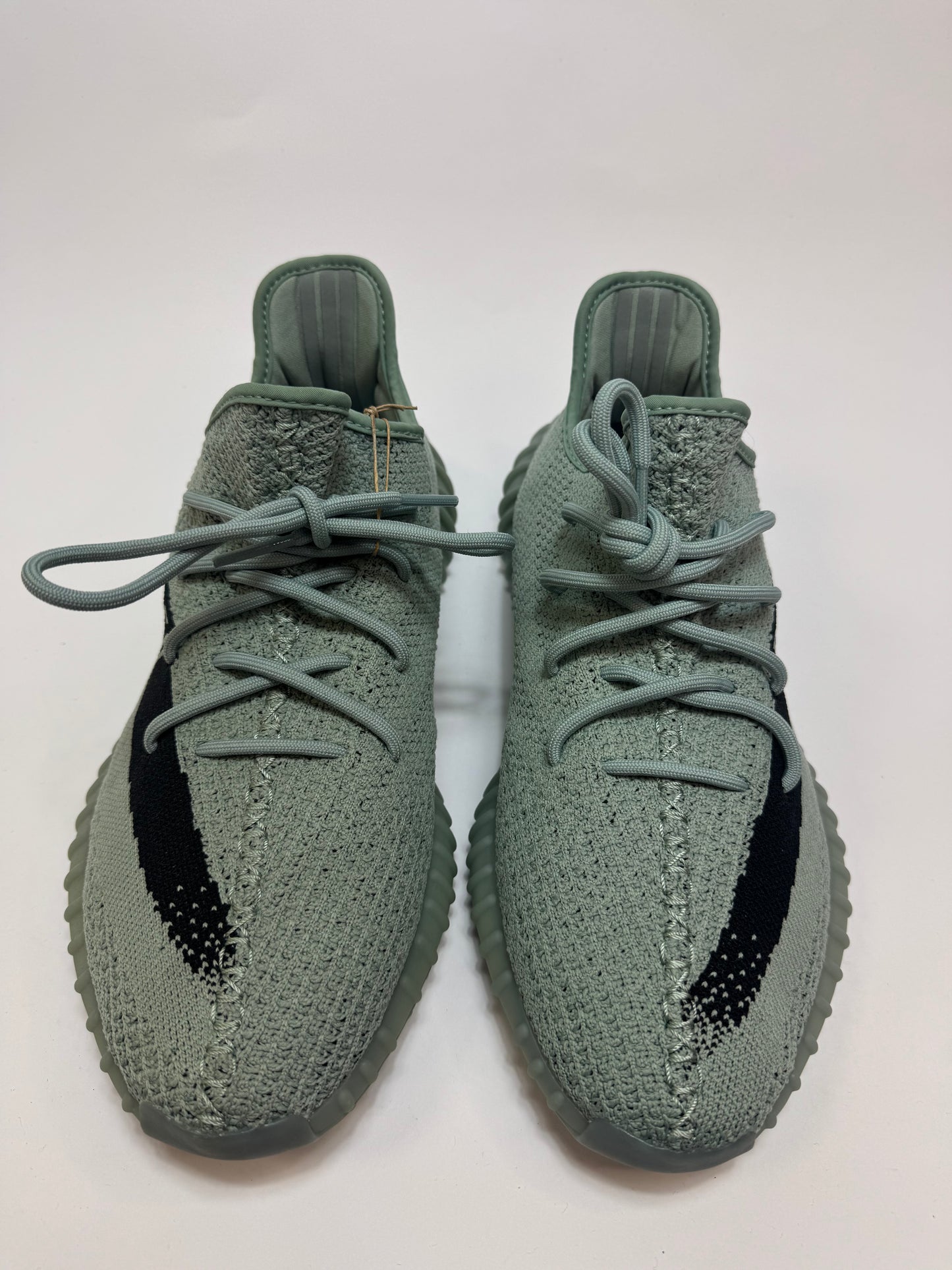 Nahaufnahme der Zunge – Logo-Label auf strukturierter Oberfläche