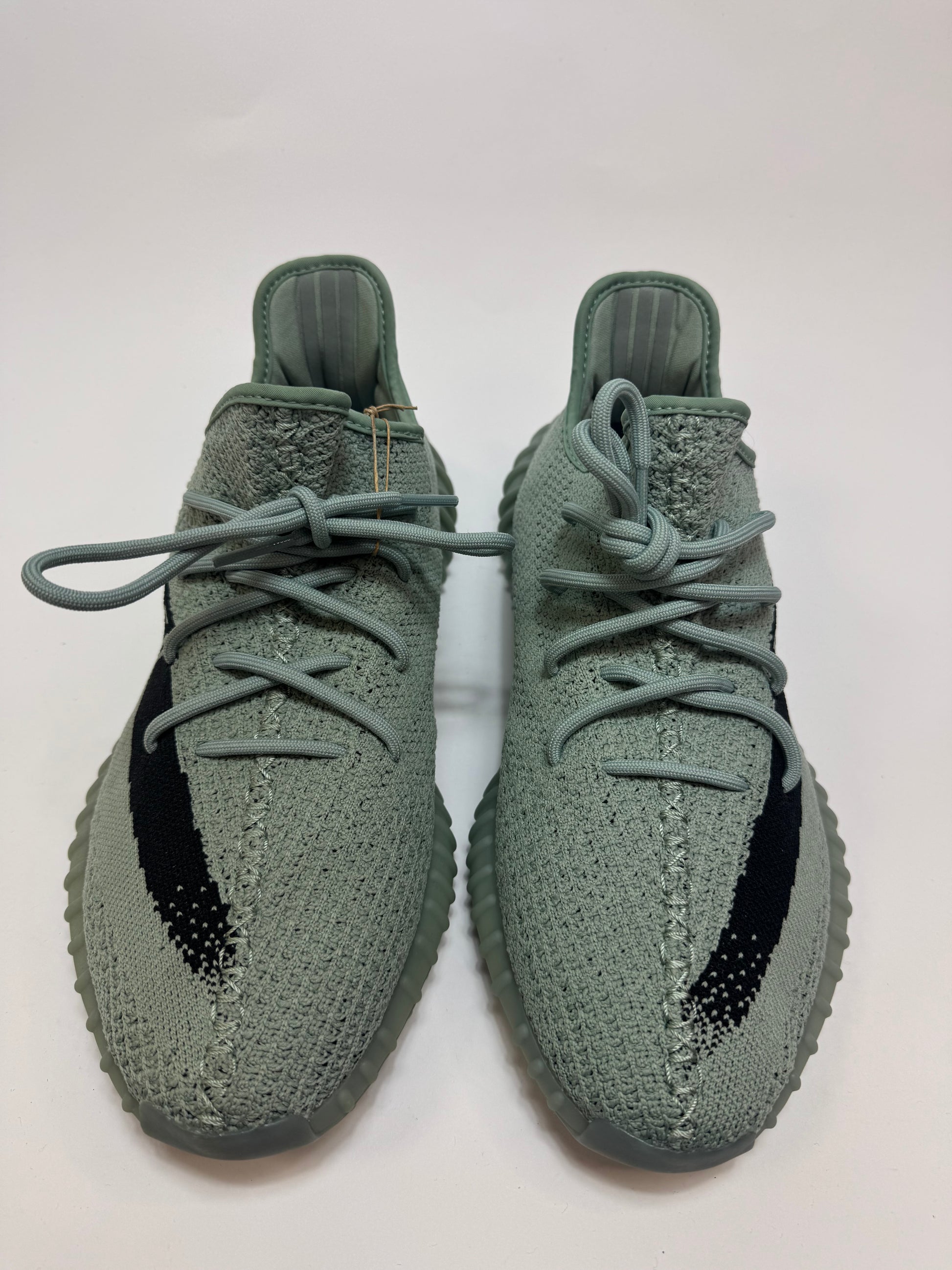 Nahaufnahme der Zunge – Logo-Label auf strukturierter Oberfläche