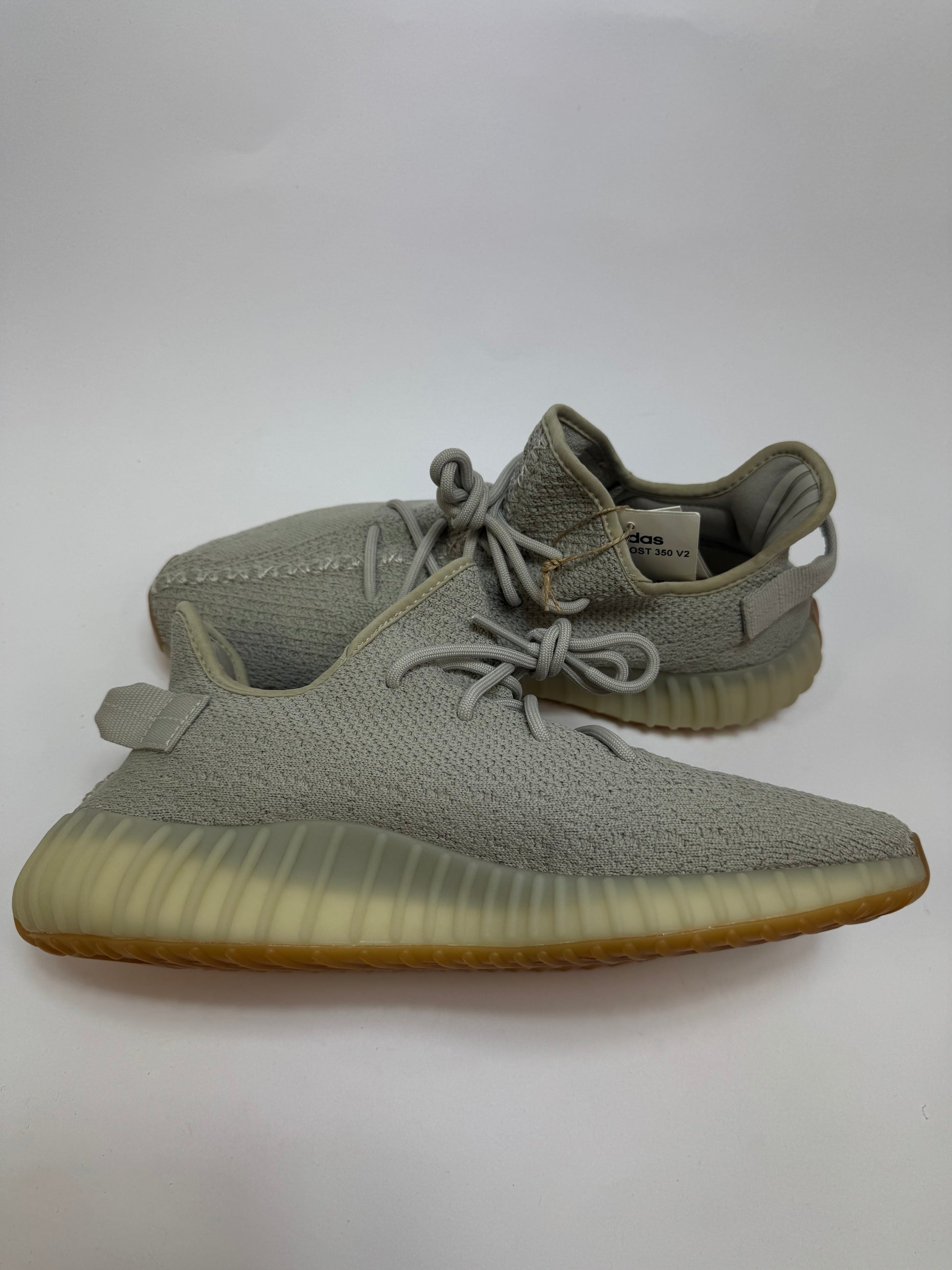 Yeezy Boost 350 V2 Sesame linke Ansicht mit semi-transparenter Mittelsohle und Gum-Laufsohle