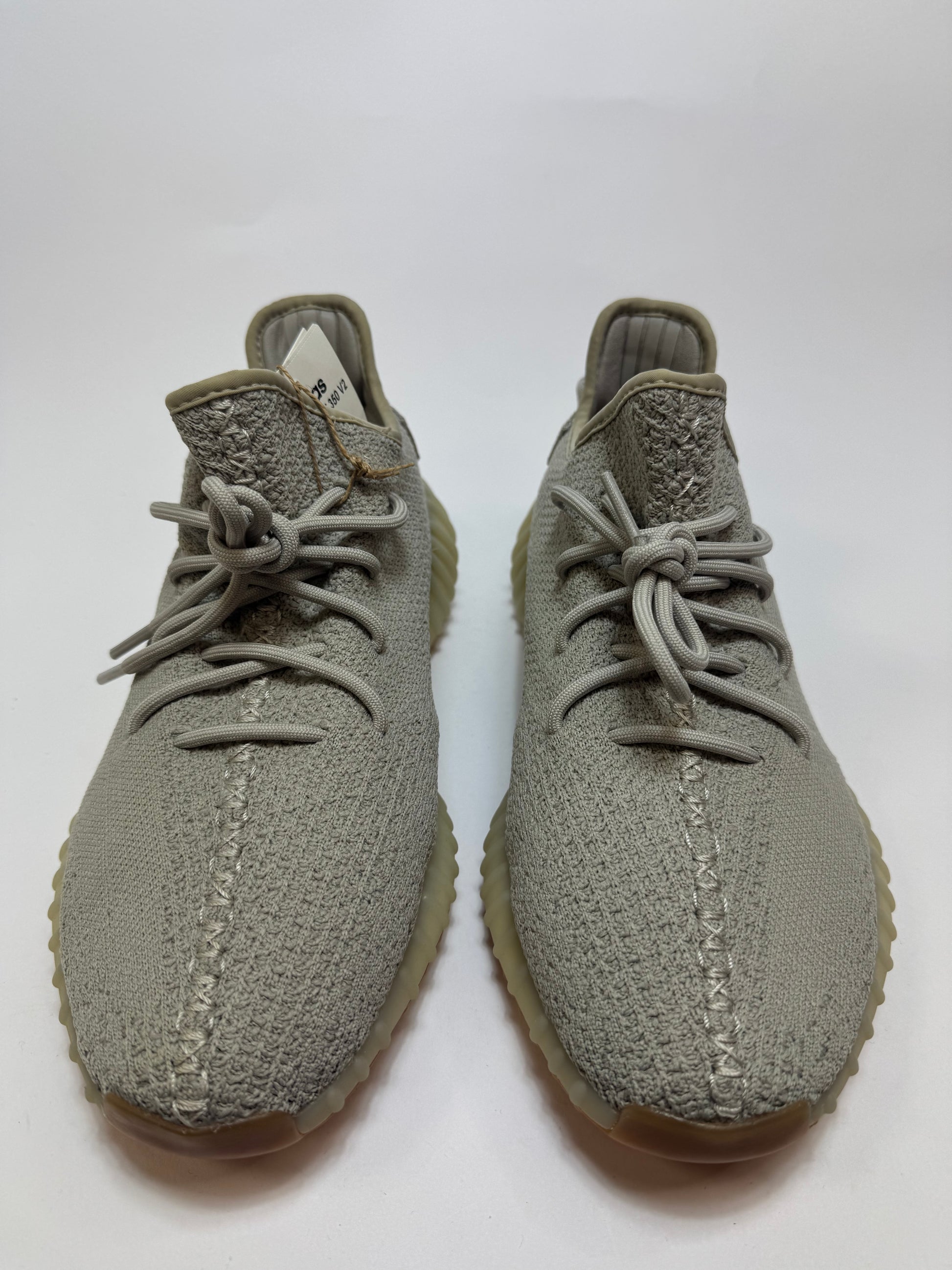 Nahaufnahme der Zunge – Modellcode F99710 Label auf Tongue