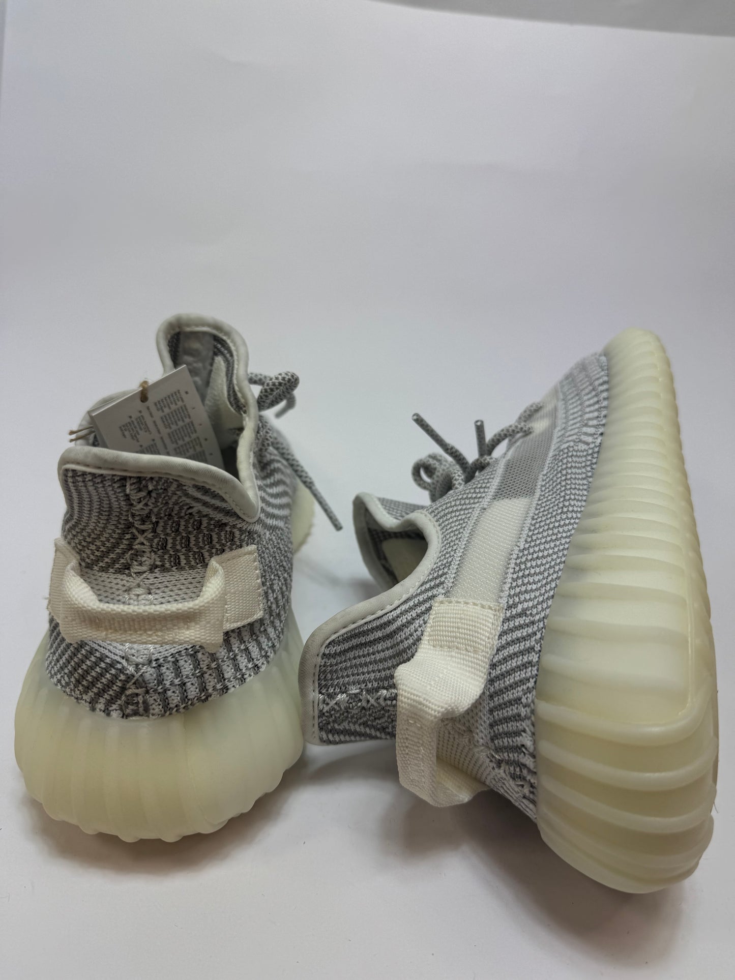 Detailansicht der Rückseite – weiße Mittelsohle und minimalistischer Fersenbereich