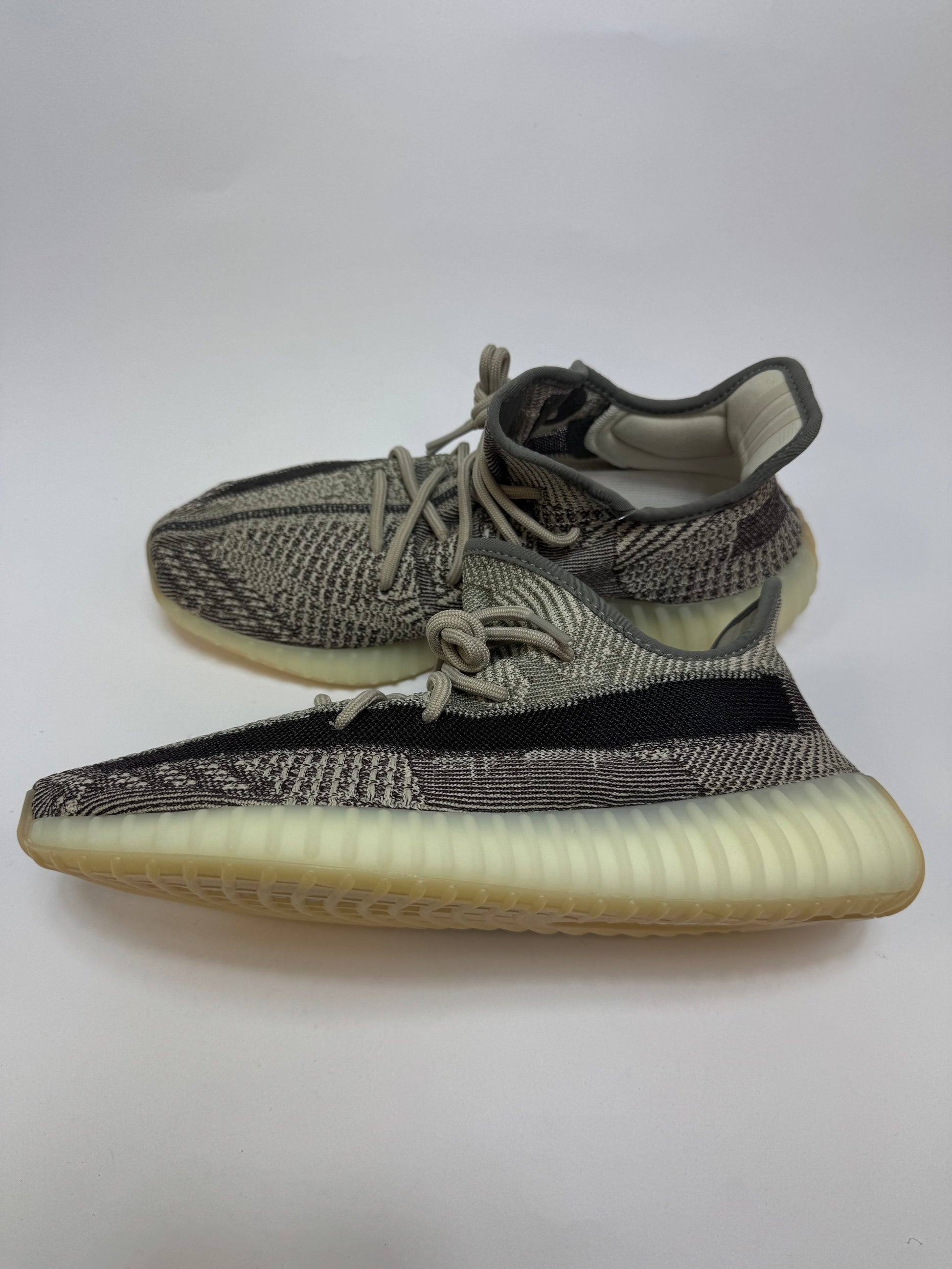 Yeezy Boost 350 V2 Zyon rechte Außenseite mit braun-tonigem Primeknit Upper